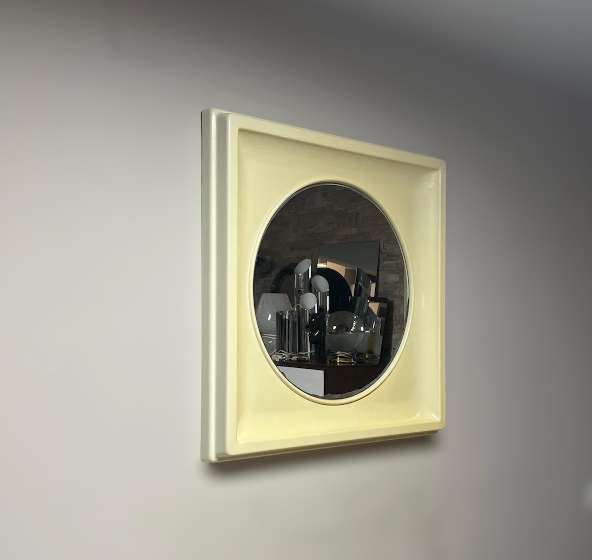 Grand miroir mural en plastique de l'ère spatiale beige de SALC Cantu, 1970 2