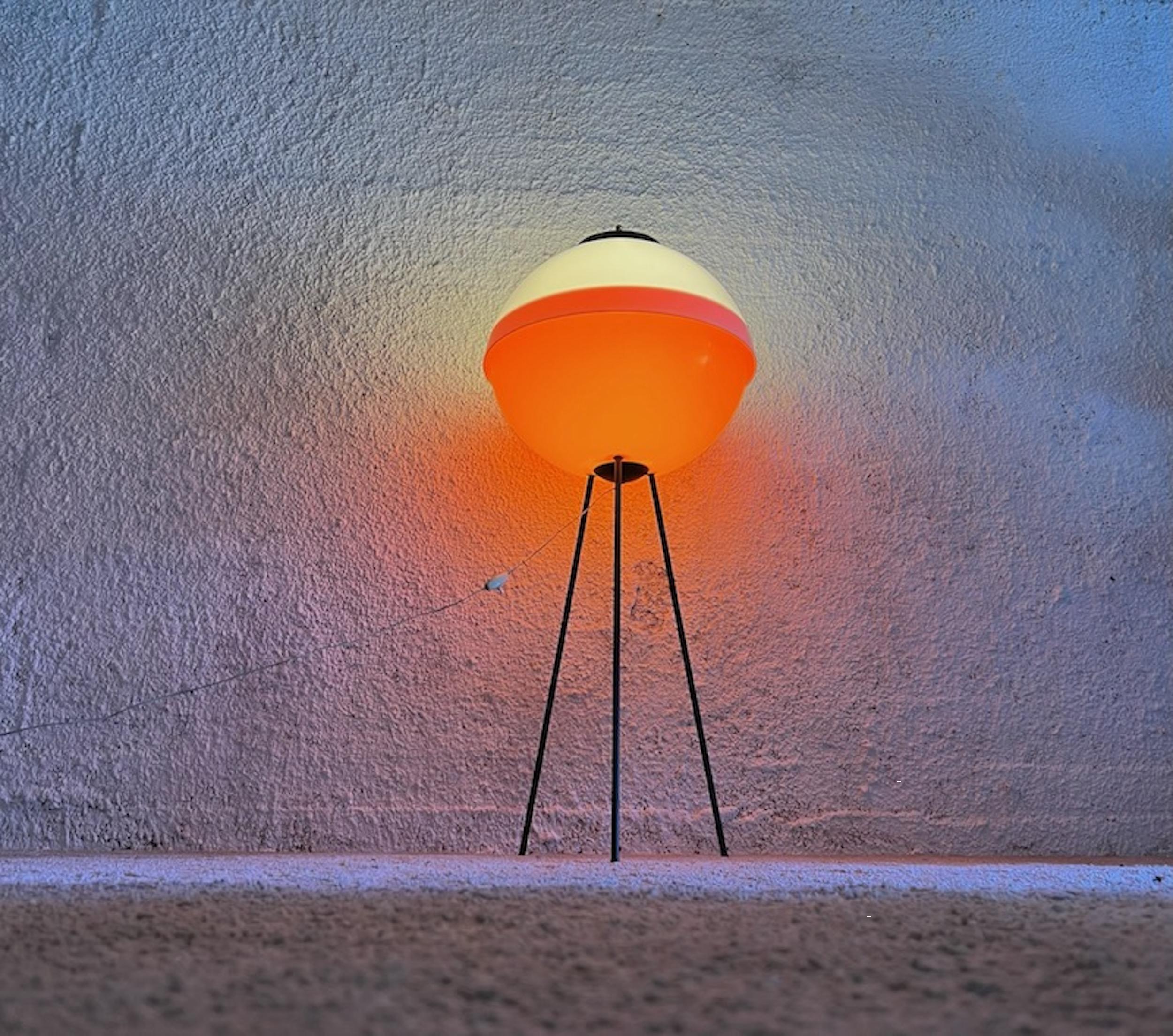 Mid-20th Century Large Space Age Tripod Floor Lamp, 60s - Italian UFO Lamp Stilnovo Style For Sale