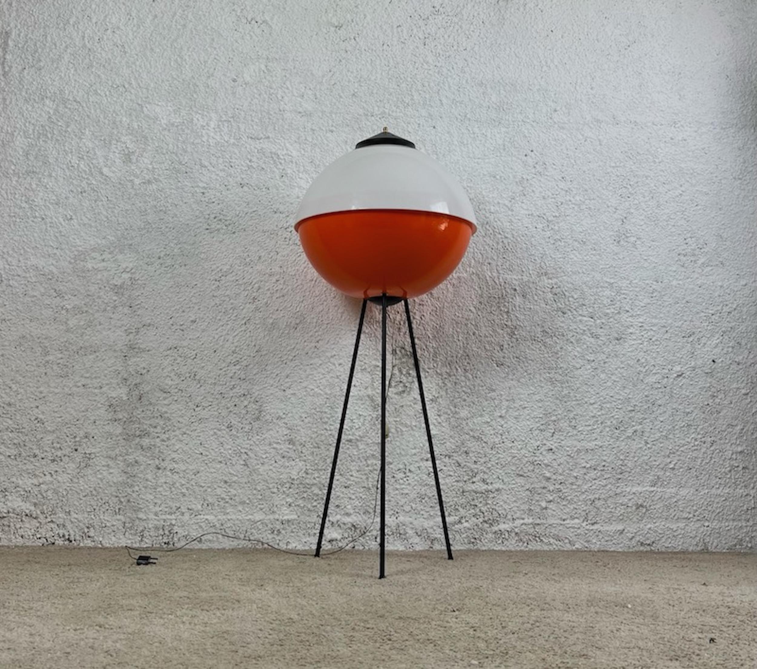 Large Space Age Tripod Floor Lamp, 60s - Italian UFO Lamp Stilnovo Style For Sale 1