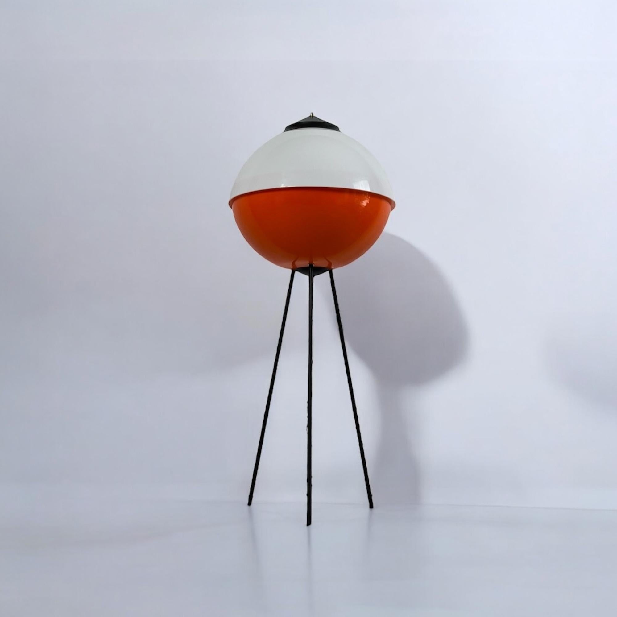 Large Space Age Tripod Floor Lamp, 60s - Italian UFO Lamp Stilnovo Style In Good Condition In San Benedetto Del Tronto, IT