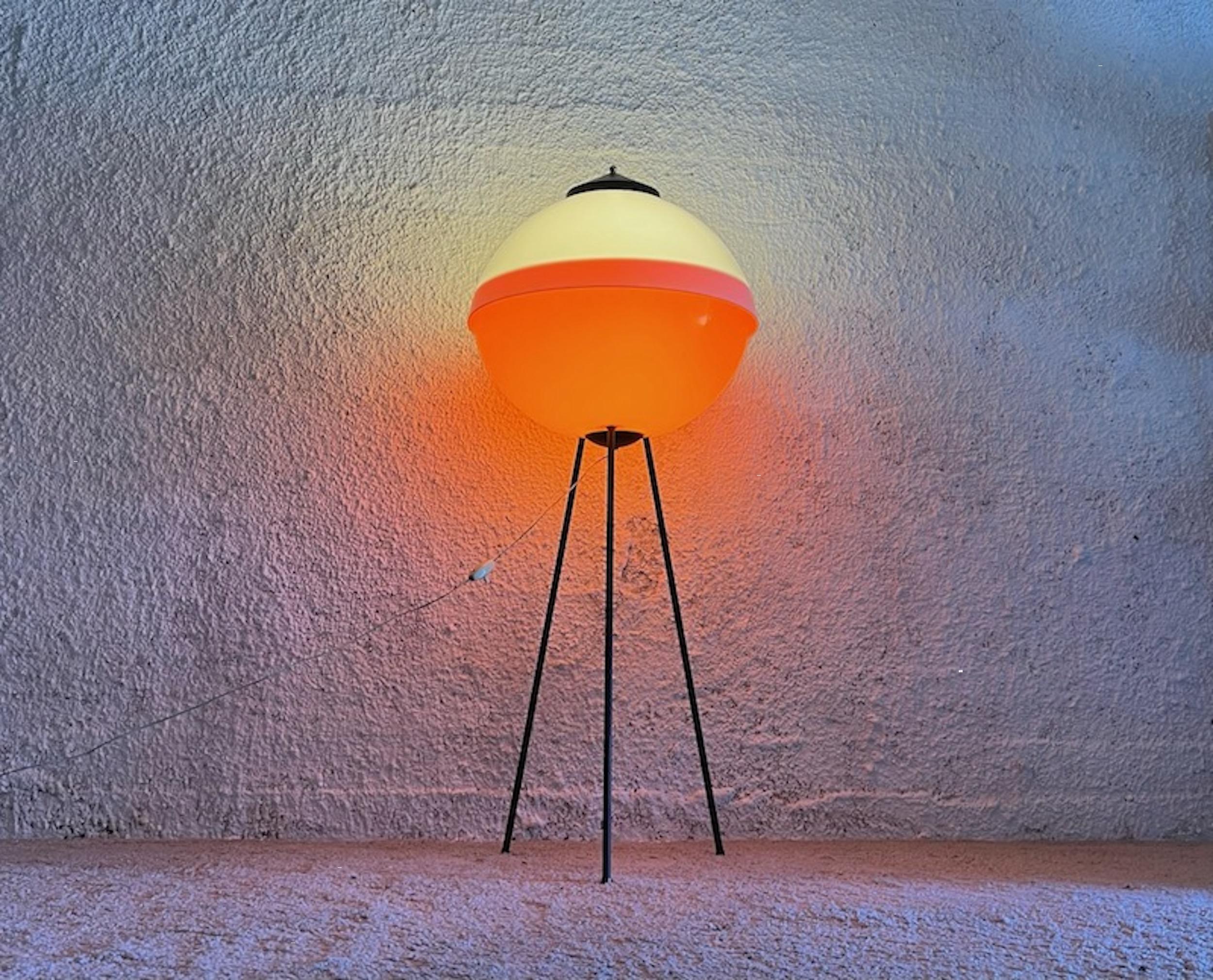 Metal Large Space Age Tripod Floor Lamp, 60s - Italian UFO Lamp Stilnovo Style For Sale
