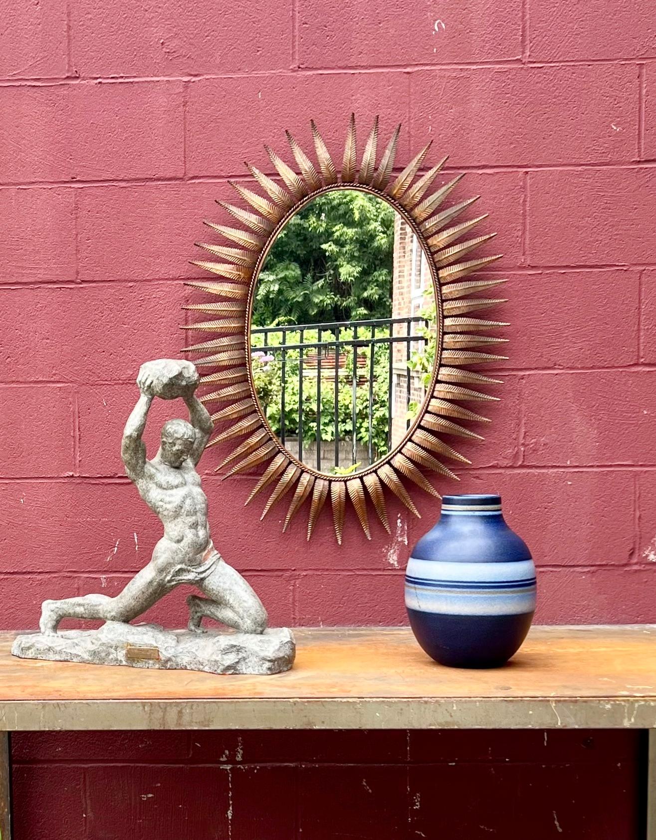 Art Nouveau Grande specchio ovale spagnolo a raggiera placcato in rame degli anni '50 in vendita