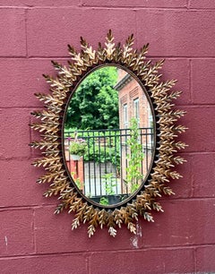 Gran espejo ovalado español de metal dorado de los años 50 Sunburst