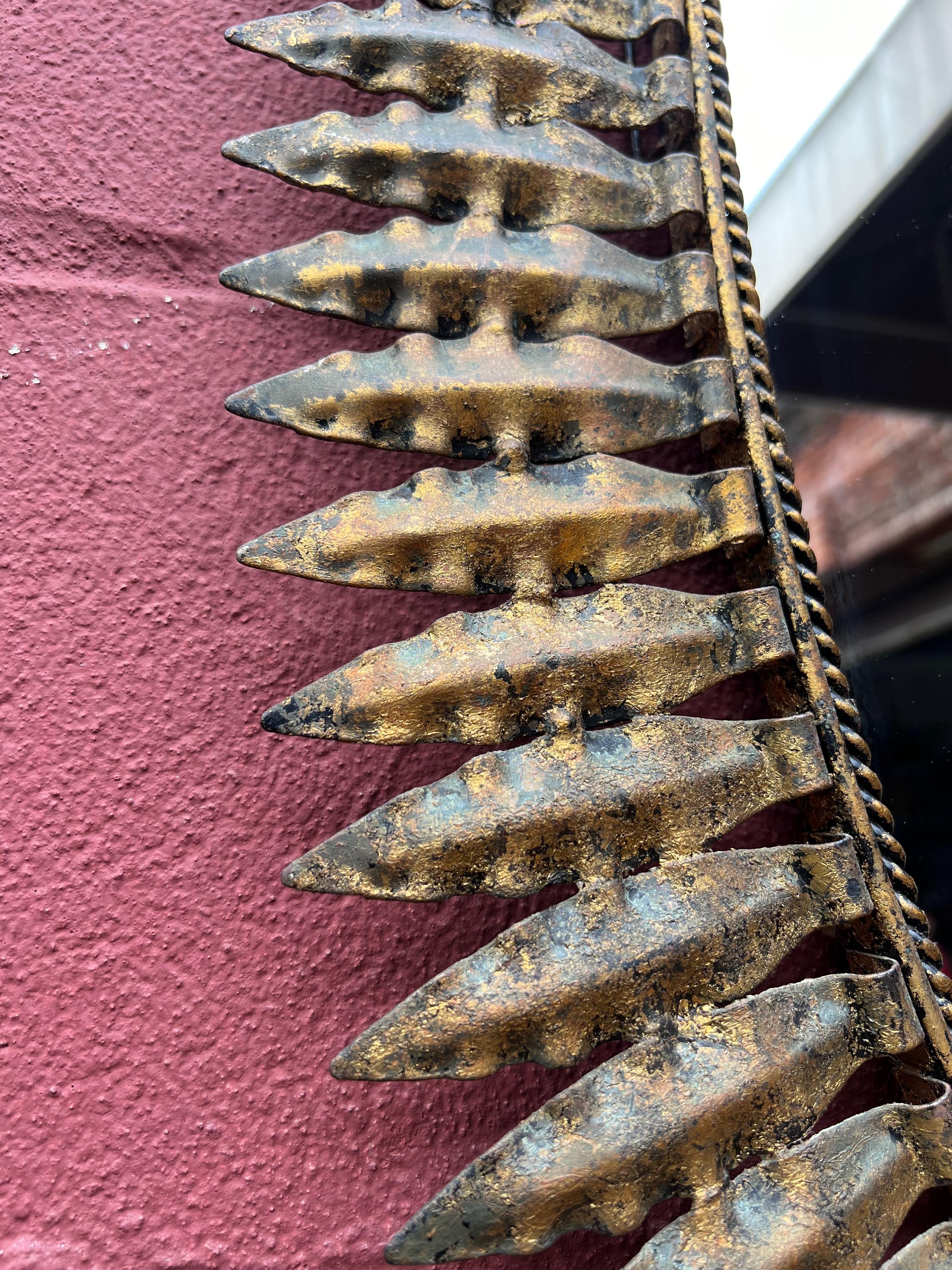 Gran espejo ovalado español de metal dorado de los años 50 Sunburst mediados del siglo XX en venta