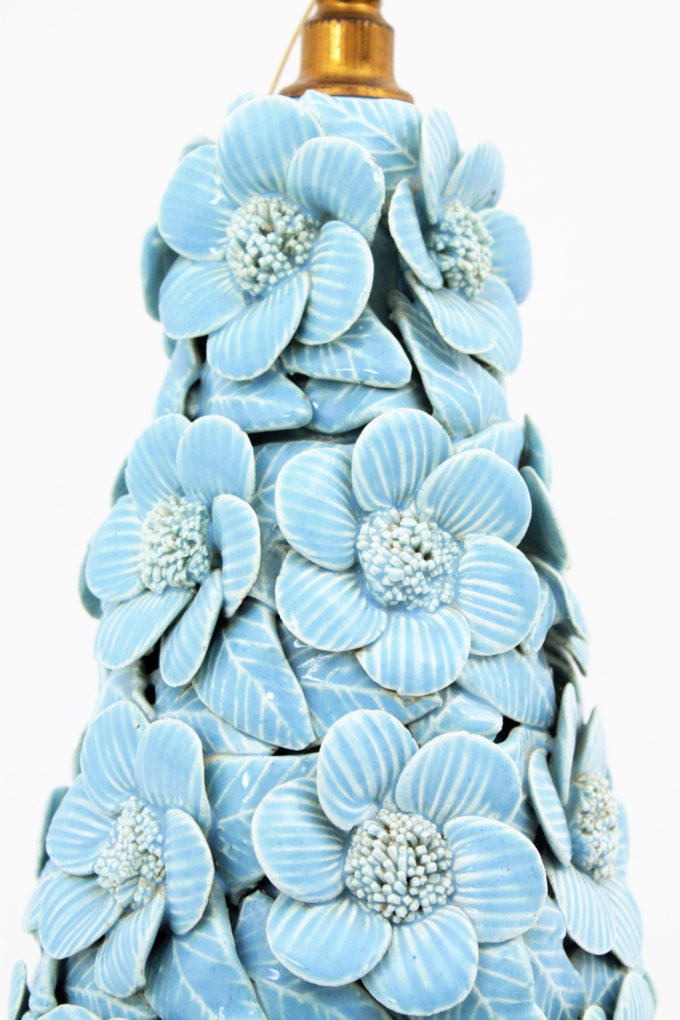 Grande lampe de table espagnole des années 1960 en céramique majolique florale émaillée bleue Manises 2