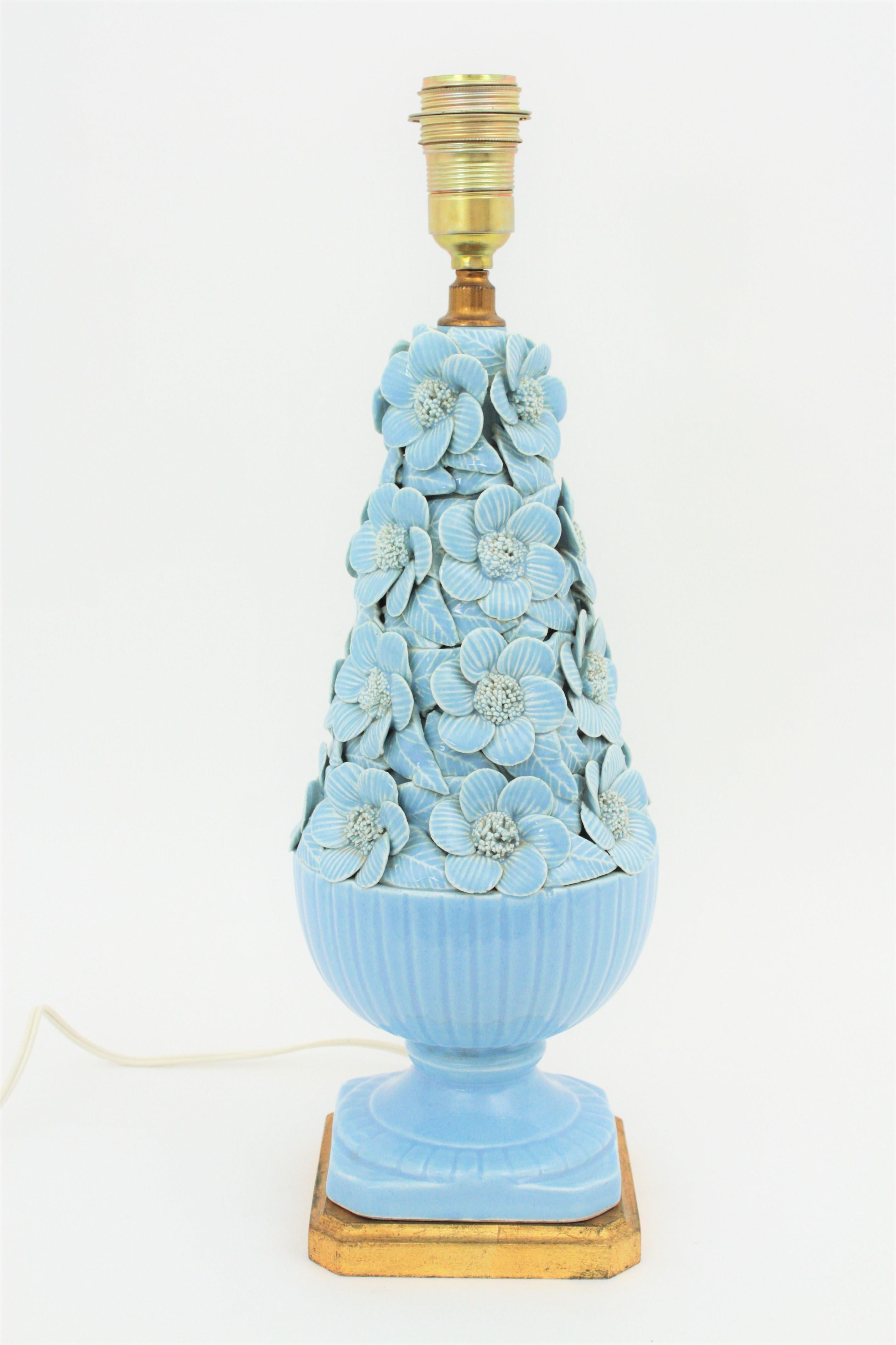 Une spectaculaire lampe en céramique Manises à glaçure bleue avec des motifs floraux et un piédestal en bois doré. Manises:: ( Espagne ) a une longue tradition de production de céramiques:: de majoliques:: de terres cuites et de porcelaines.