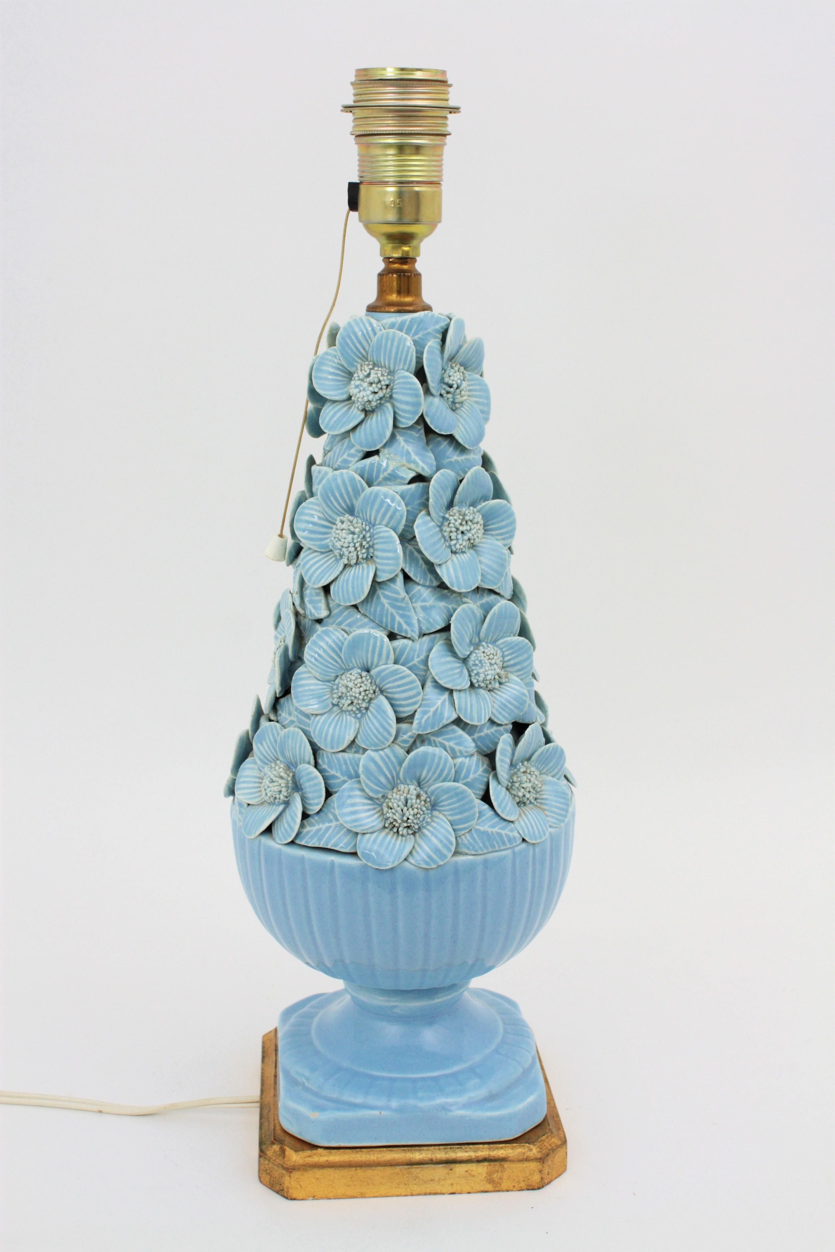 Grande lampe de bureau espagnole des années 1960 en céramique majolique émaillée bleue à motifs floraux Excellent état à Barcelona, ES