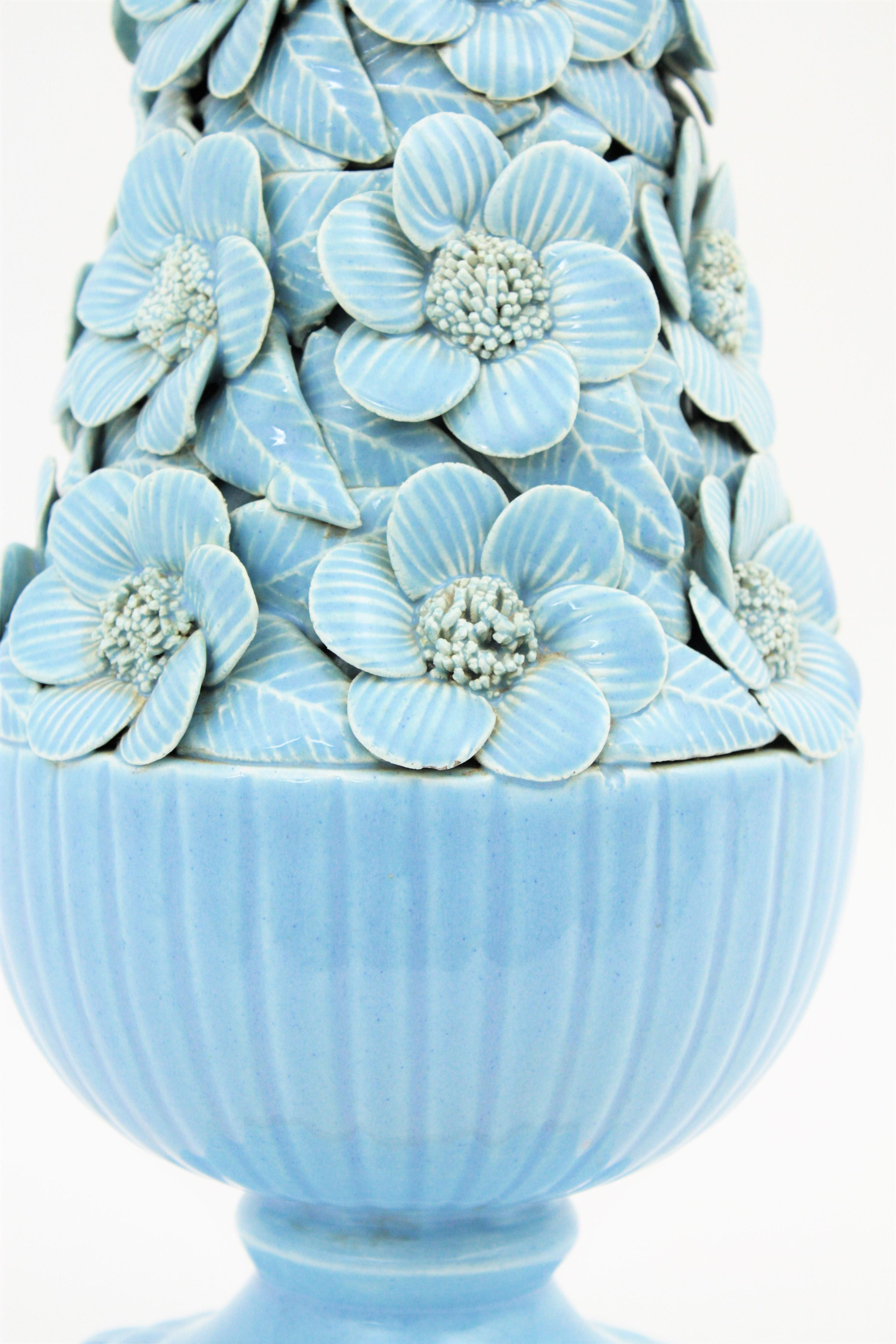 Majolique Grande lampe de table espagnole des années 1960 en céramique majolique florale émaillée bleue Manises