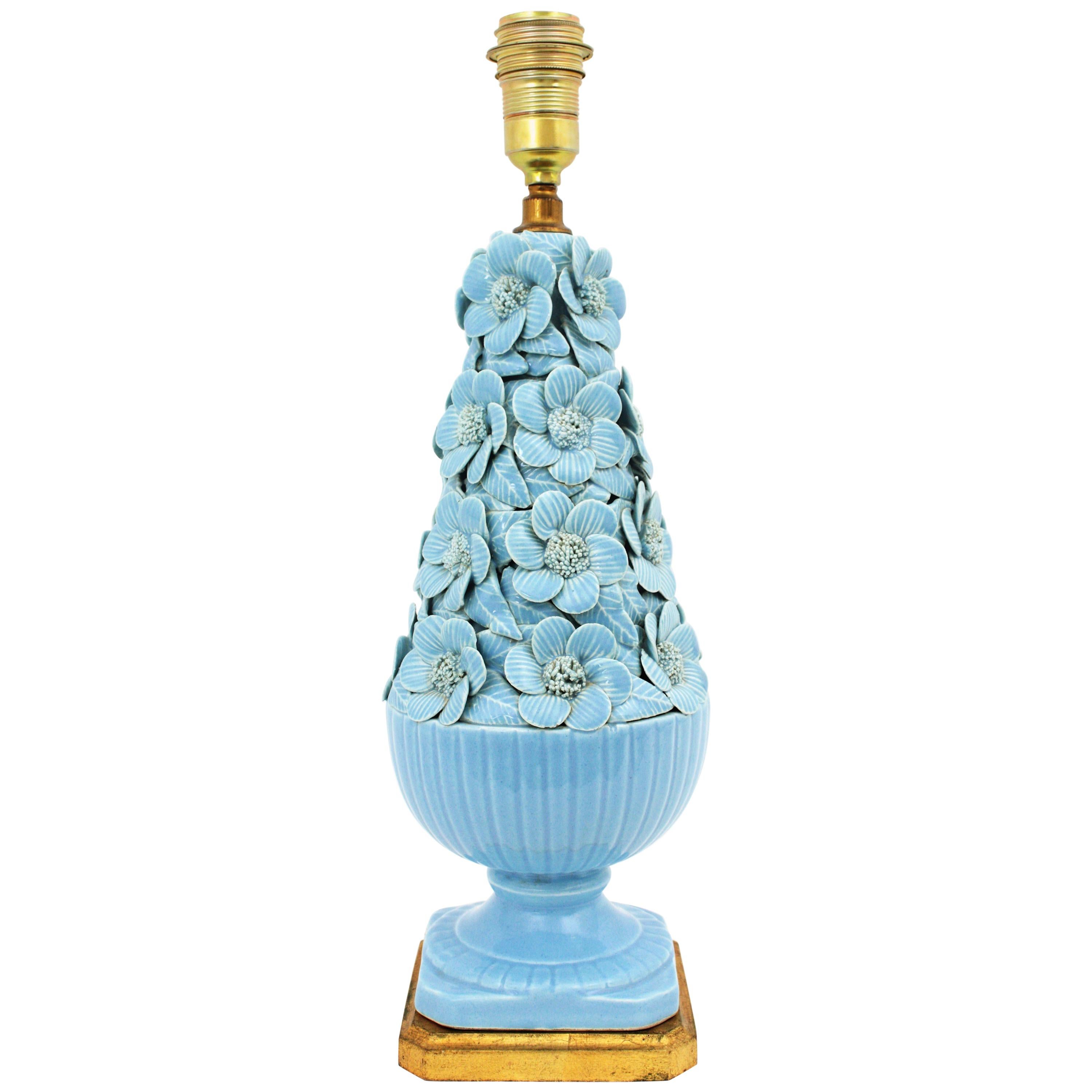 Grande lampe de table espagnole des années 1960 en céramique majolique florale émaillée bleue Manises