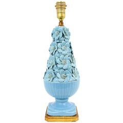 Grande lampe de table espagnole des années 1960 en céramique majolique florale émaillée bleue Manises