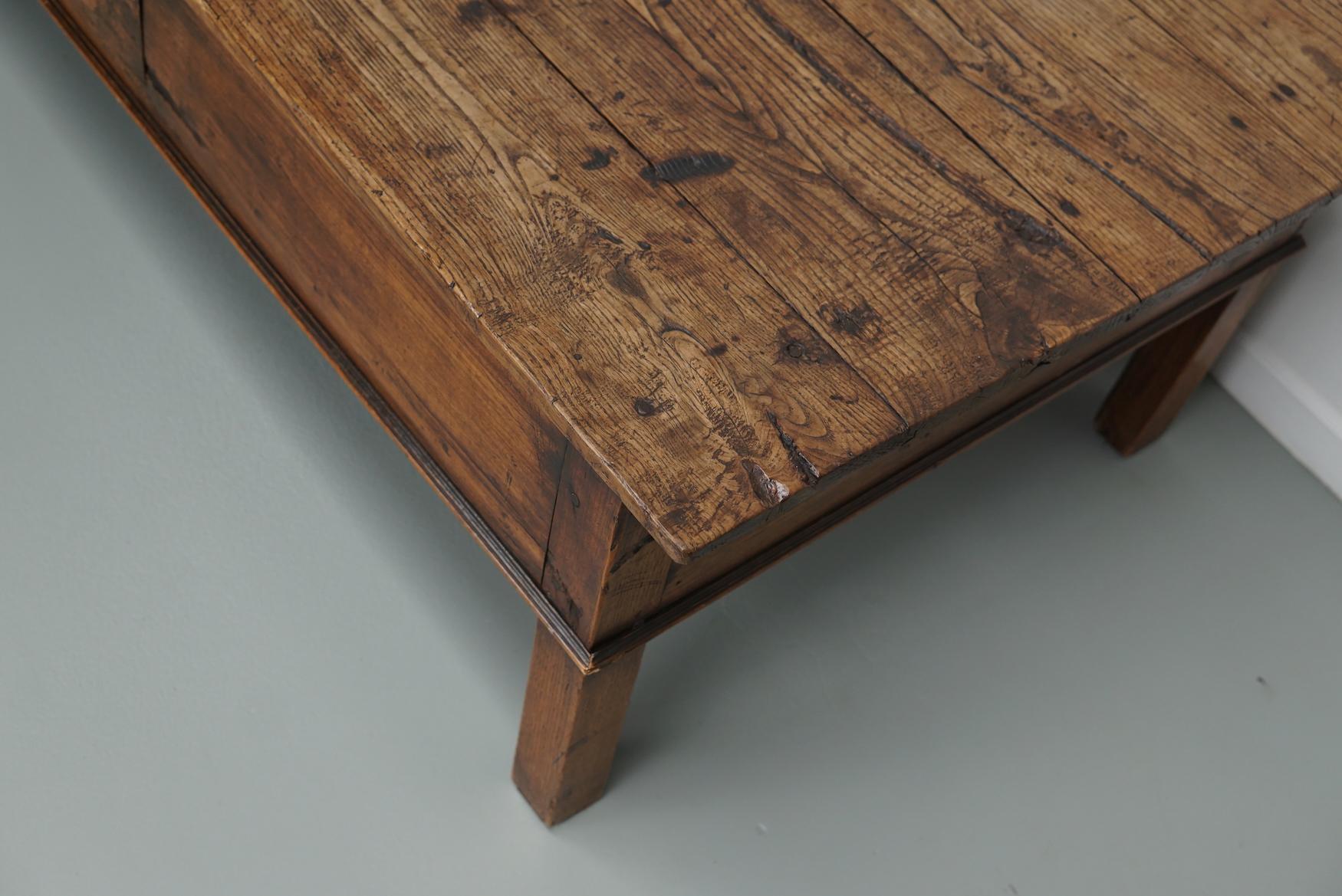 Cette table basse a été transformée à partir d'une ancienne table de préparation de ferme en châtaignier datant du 19e siècle. Il a conservé une très belle patine et une couleur riche / décoloration au fil des ans et a une taille pratique avec un