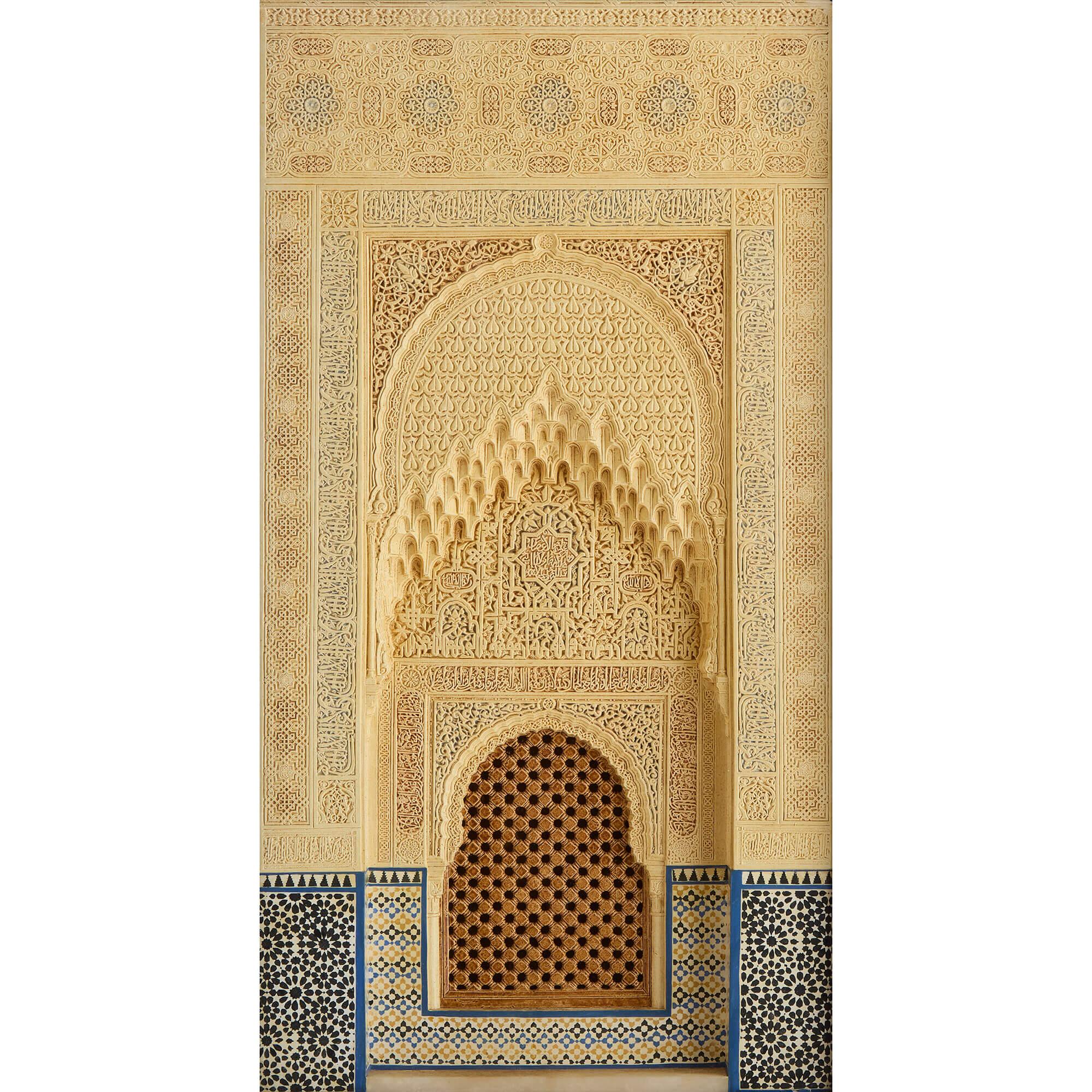 Großes spanisches antikes gerahmtes Gipsrelief-Modell Alhambra
Spanisch, Ende 19. Jahrhundert 
Höhe 67,5cm, Breite 41cm, Tiefe 6cm

Dieses fein gearbeitete Gipsrelief aus den späten 1800er Jahren zeigt eine komplizierte Darstellung einer Fassade der