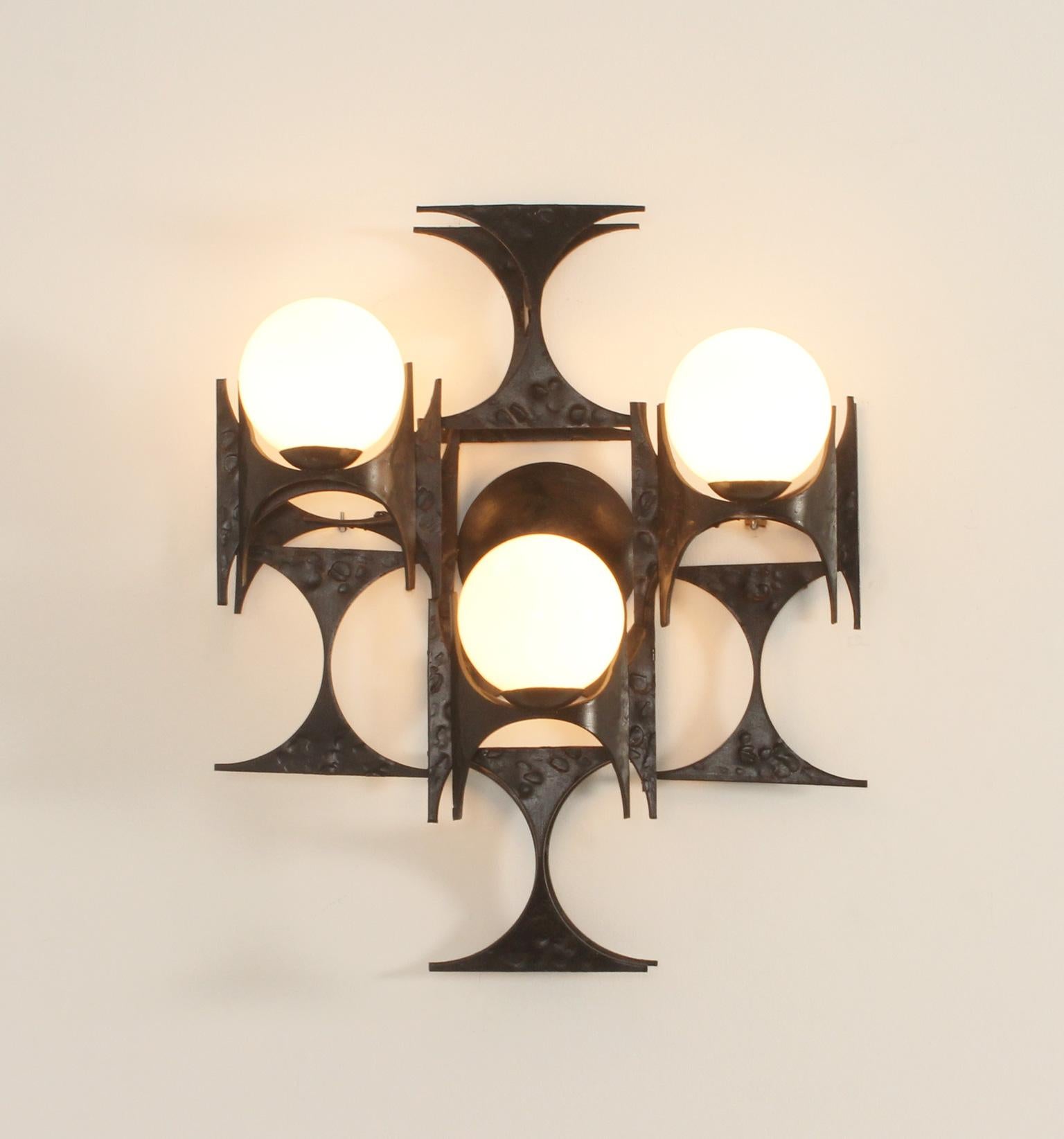 Large Spanish Brutalist Sconce in Forged Iron from 1960's In Good Condition For Sale In Barcelona, ES