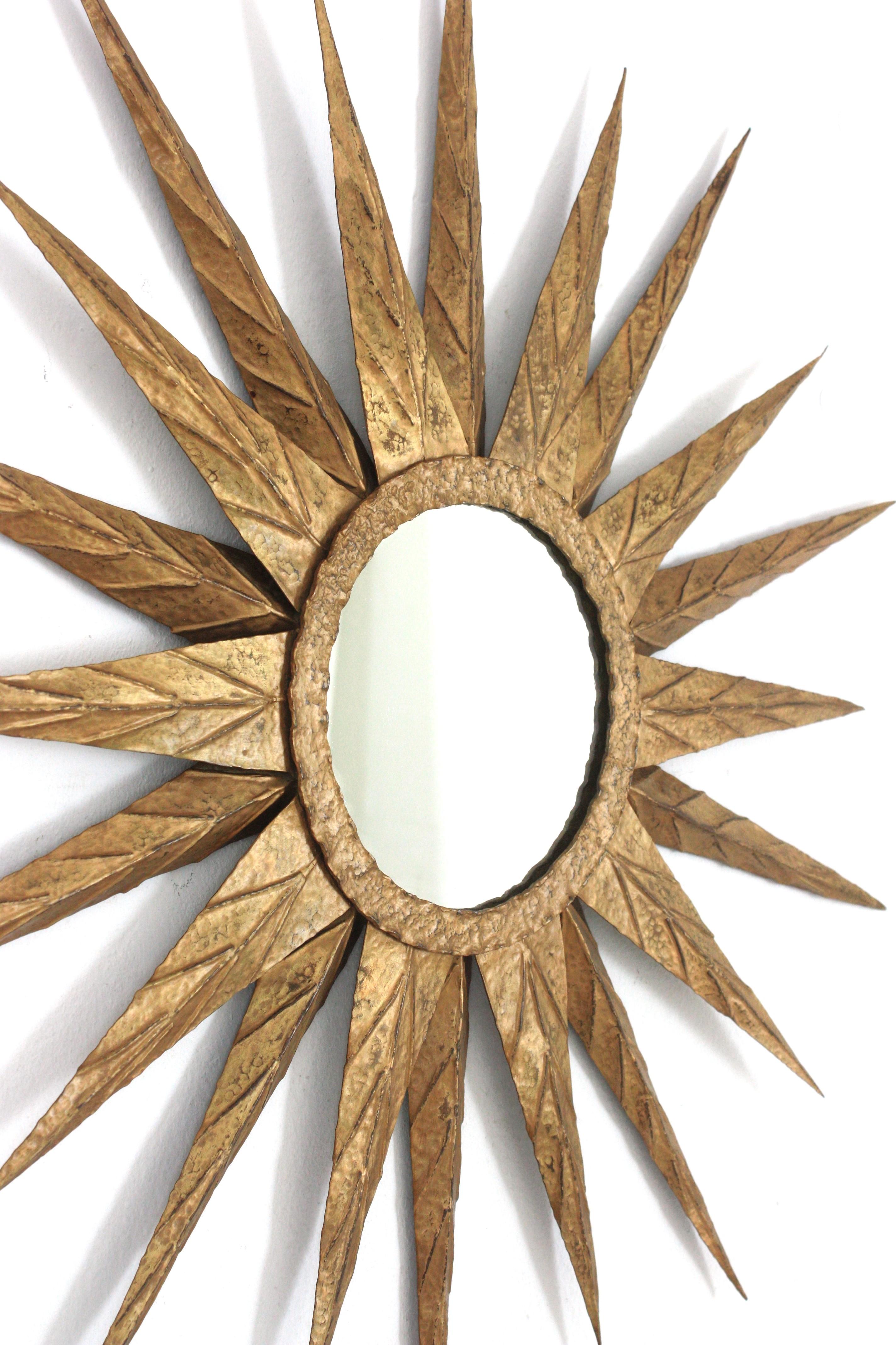 Large Spanish Brutalist Sunburst Mirror in Gilt Metal, 1950s In Good Condition For Sale In Barcelona, ES