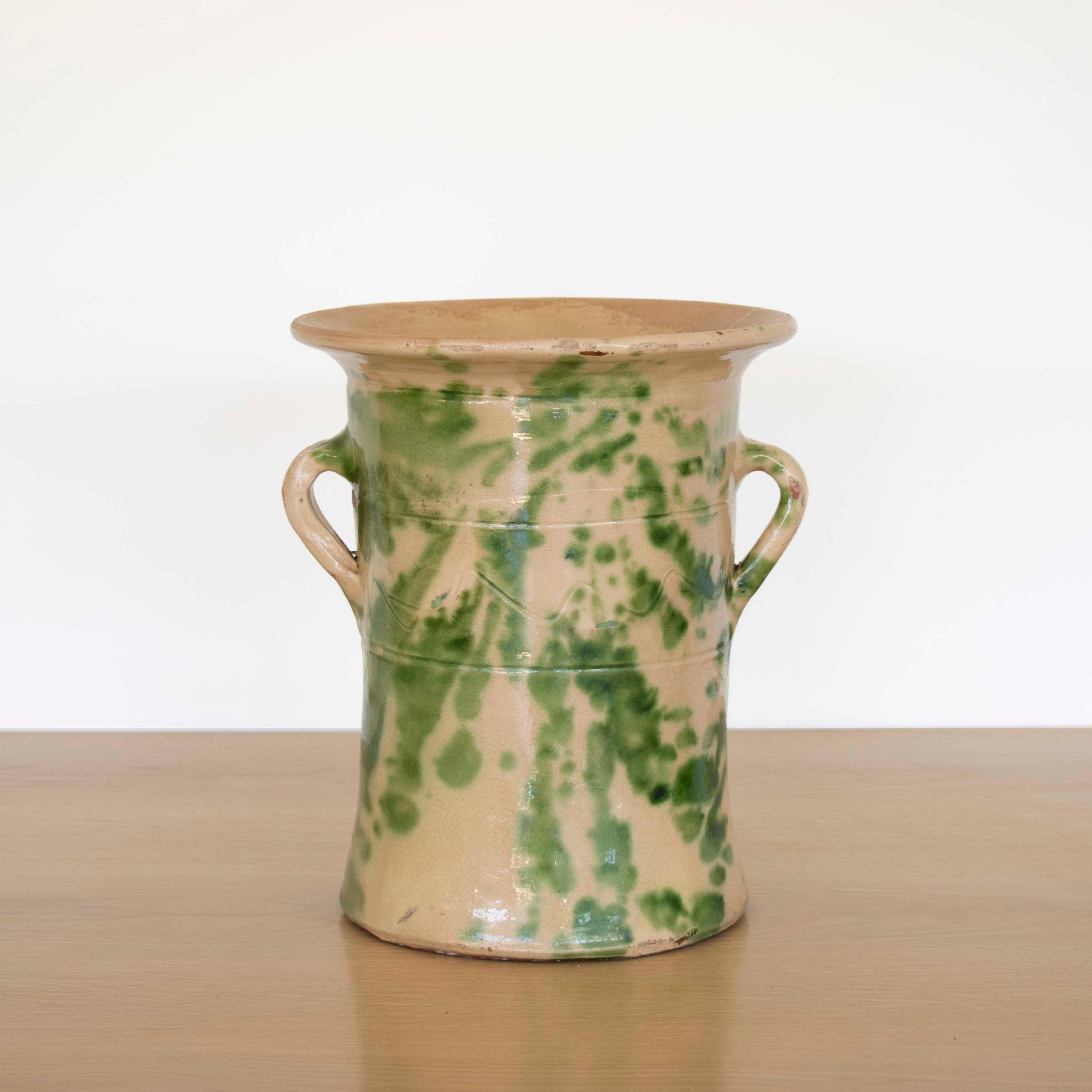 Bellissimo vaso in ceramica di grandi dimensioni proveniente dalla Spagna. Bella smaltatura gialla tenue con schizzi verdi e dettaglio del manico curvo. Impressionante pezzo vintage, perfetto come oggetto decorativo o vaso. 