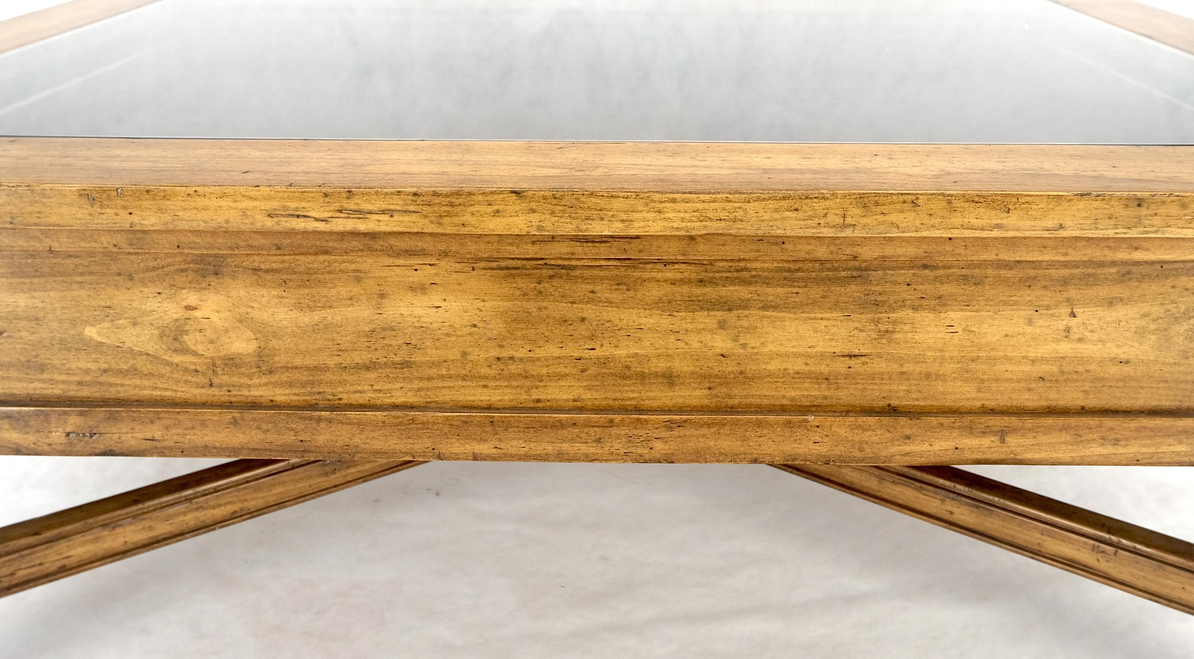 Grande table basse de style colonial espagnol avec plateau en verre sur base en X MINT ! en vente 1