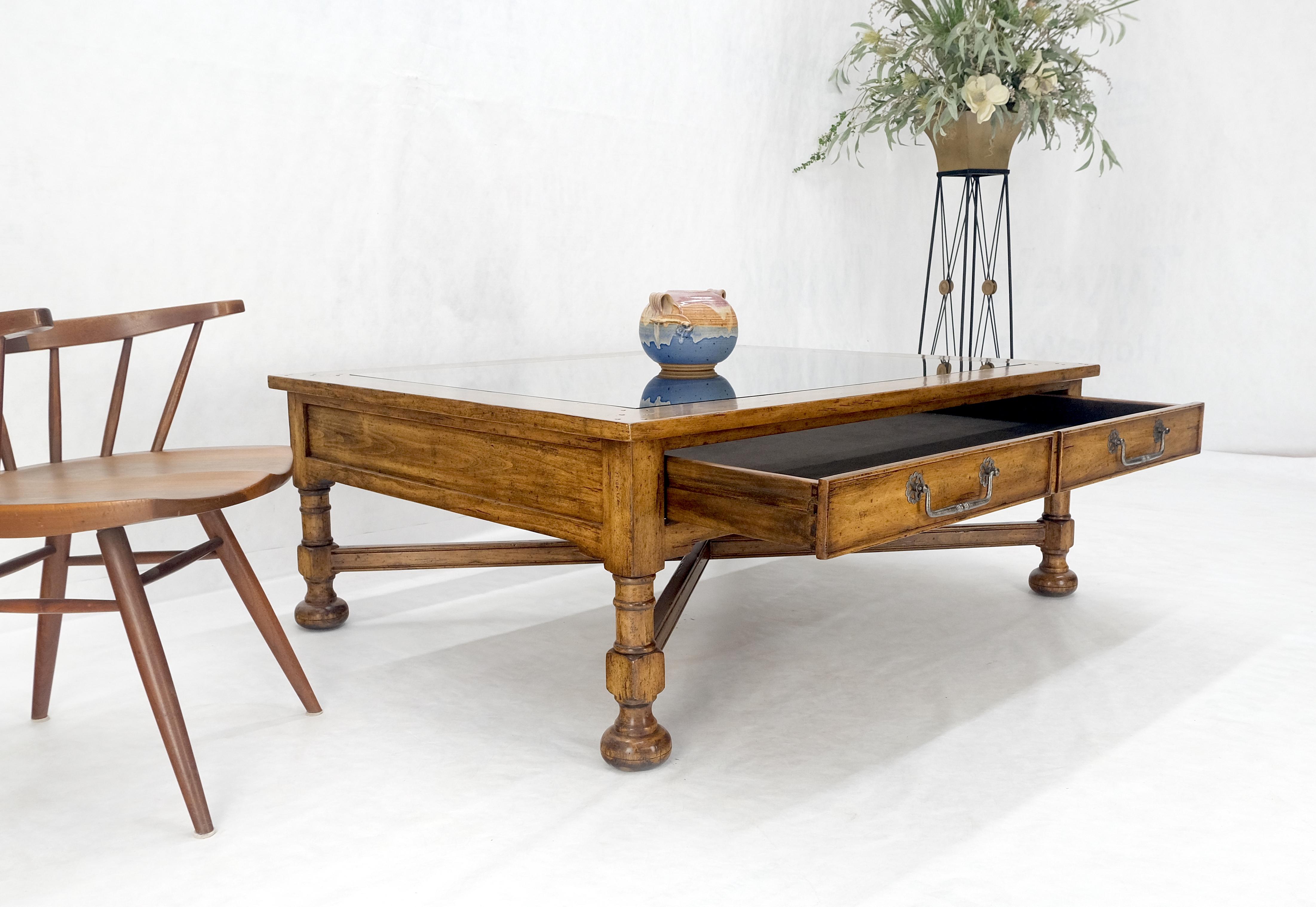 Grande table basse de style colonial espagnol avec plateau en verre sur base en X MINT ! en vente 2