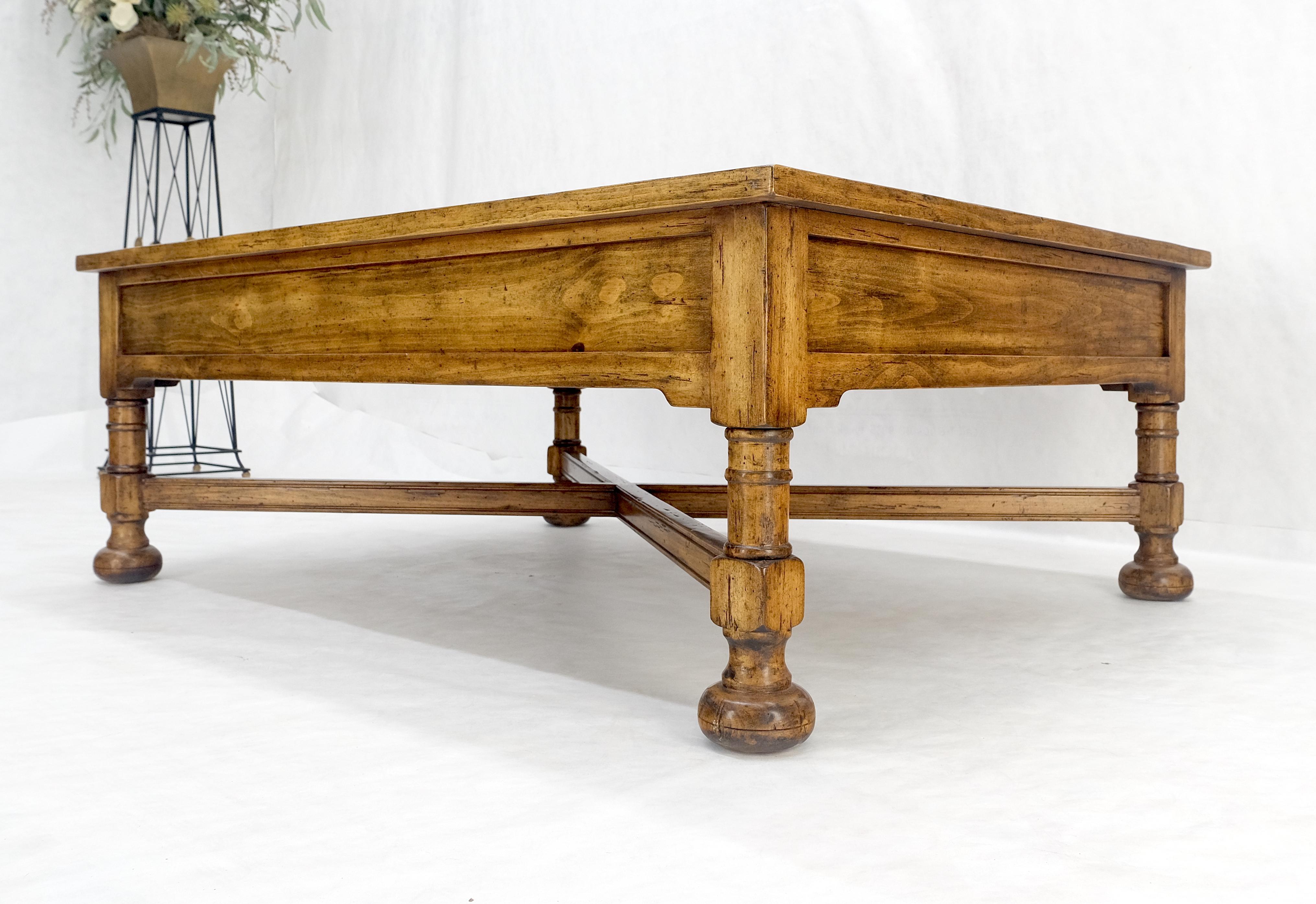 Grande table basse de style colonial espagnol avec plateau en verre sur base en X MINT ! en vente 3