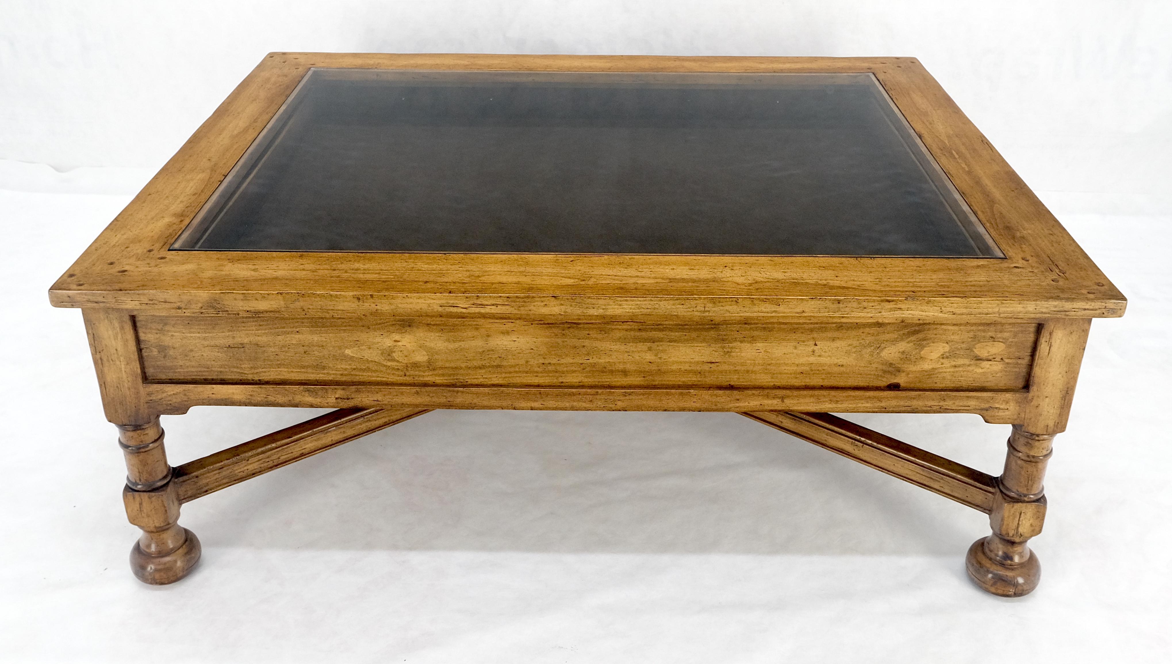 Grande table basse de style colonial espagnol avec plateau en verre sur base en X MINT ! en vente 4