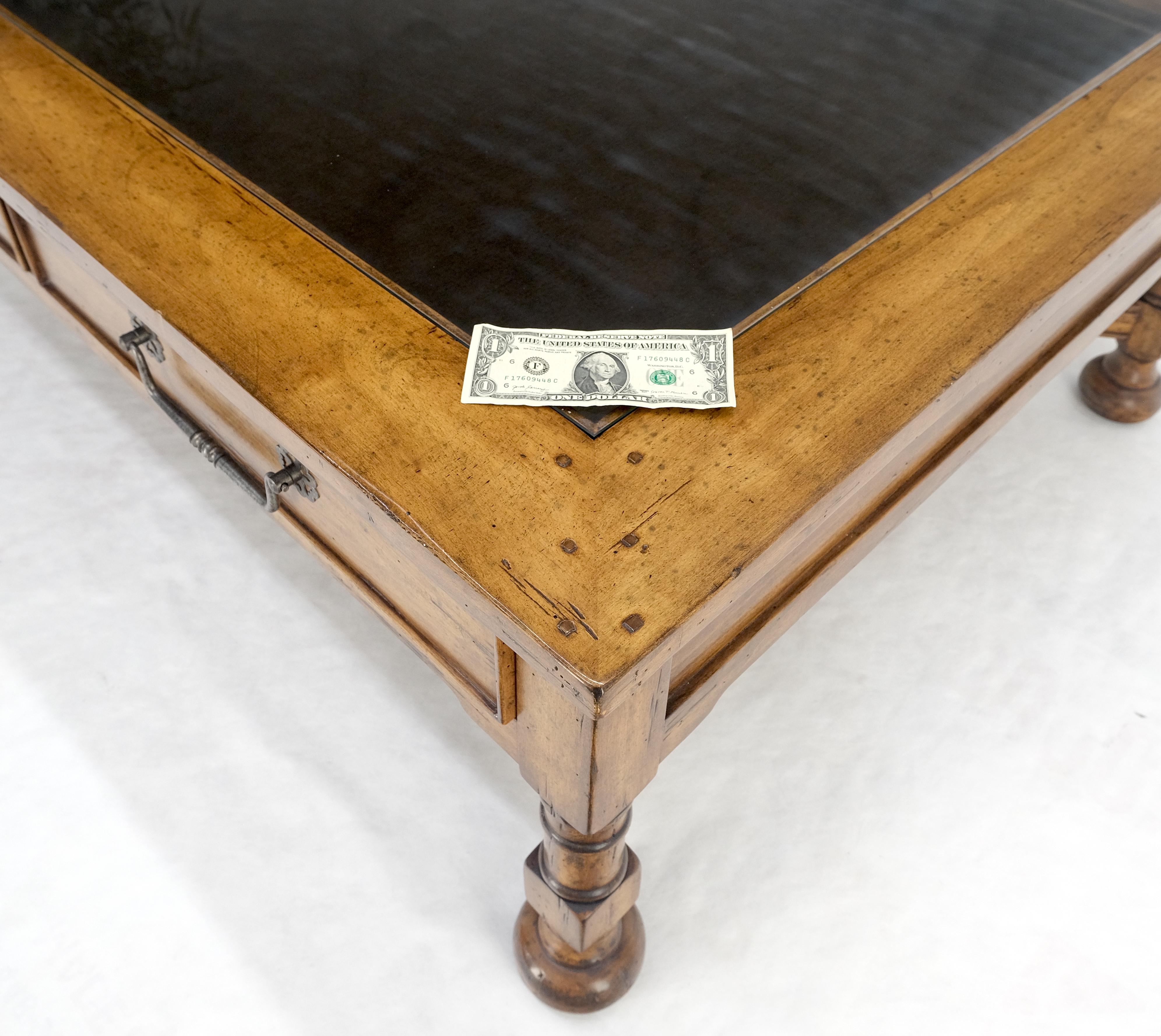 Grande table basse de style colonial espagnol avec plateau en verre sur base en X MINT ! en vente 5