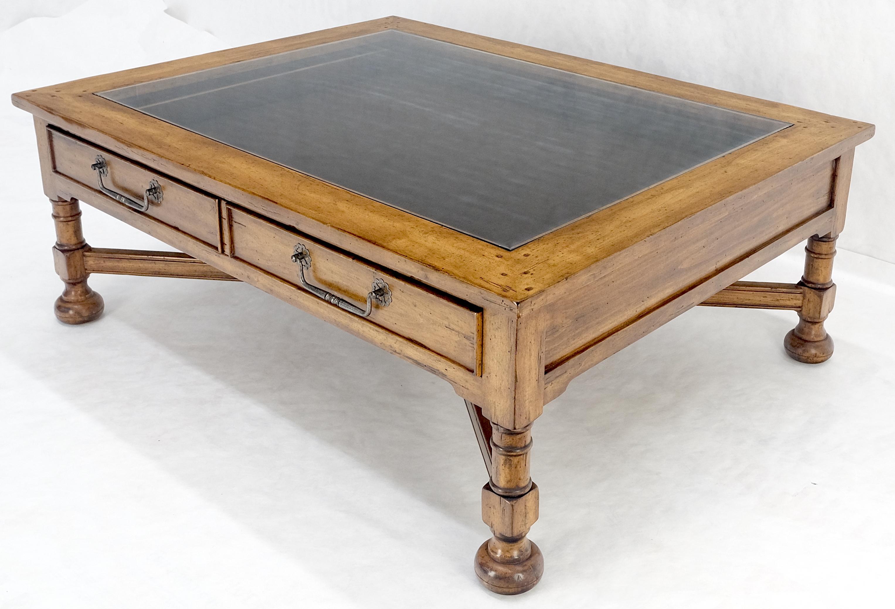 Colonial espagnol Grande table basse de style colonial espagnol avec plateau en verre sur base en X MINT ! en vente