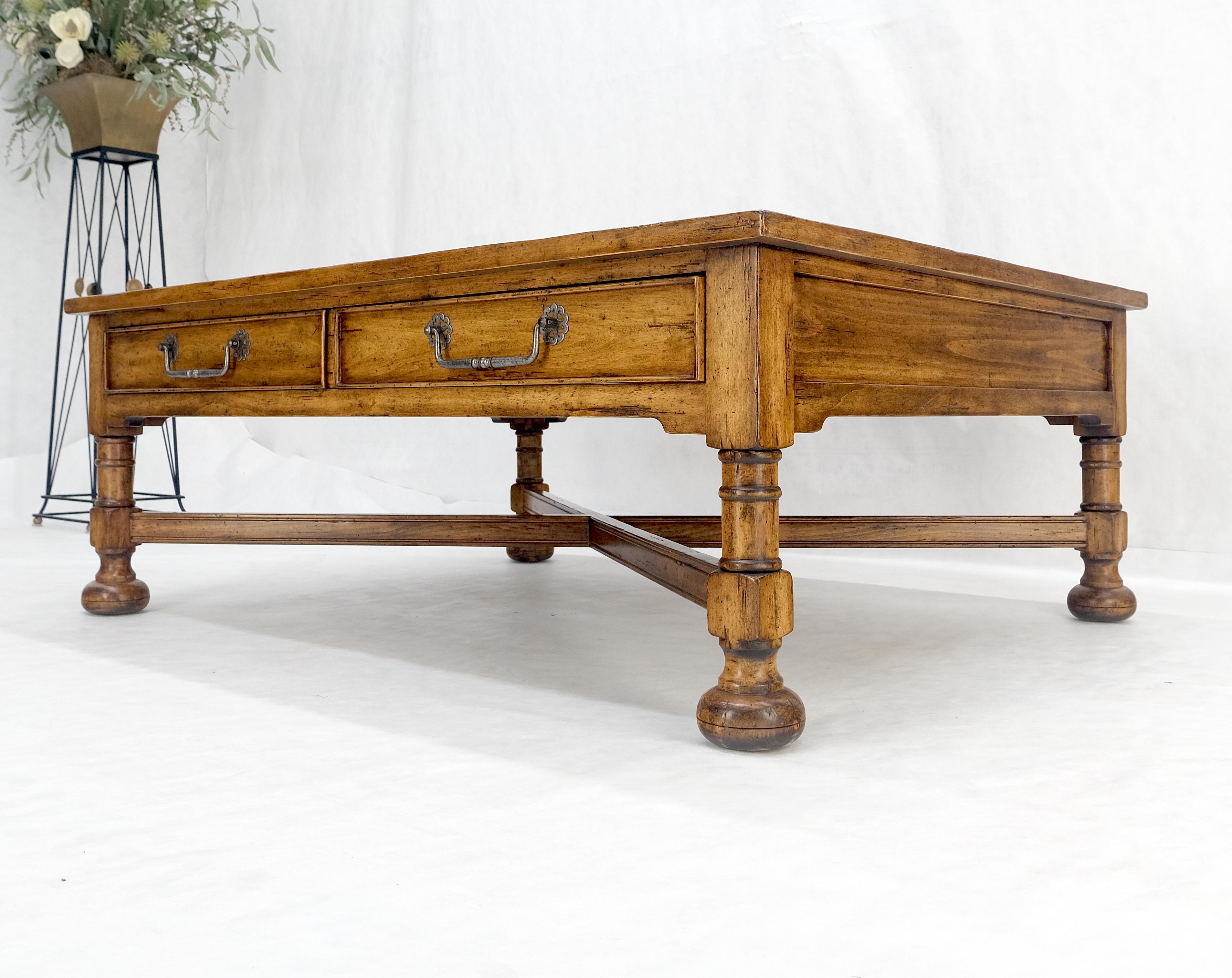 Laqué Grande table basse de style colonial espagnol avec plateau en verre sur base en X MINT ! en vente