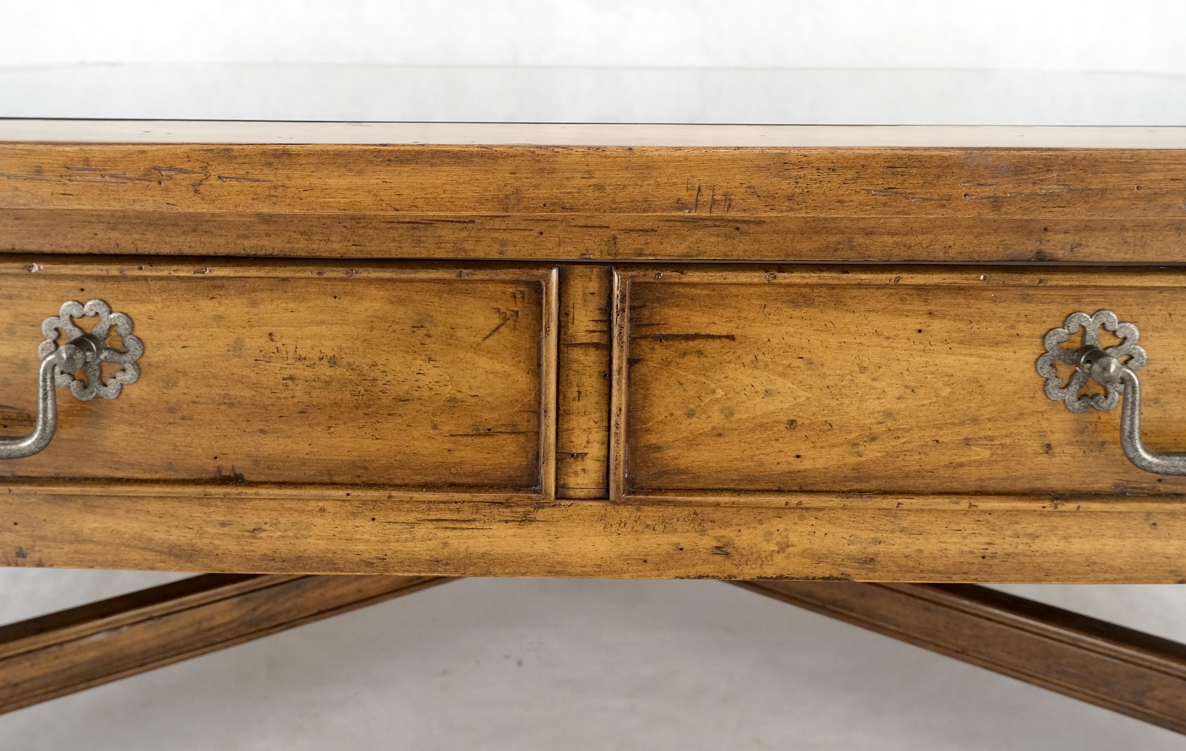 Grande table basse de style colonial espagnol avec plateau en verre sur base en X MINT ! Excellent état - En vente à Rockaway, NJ