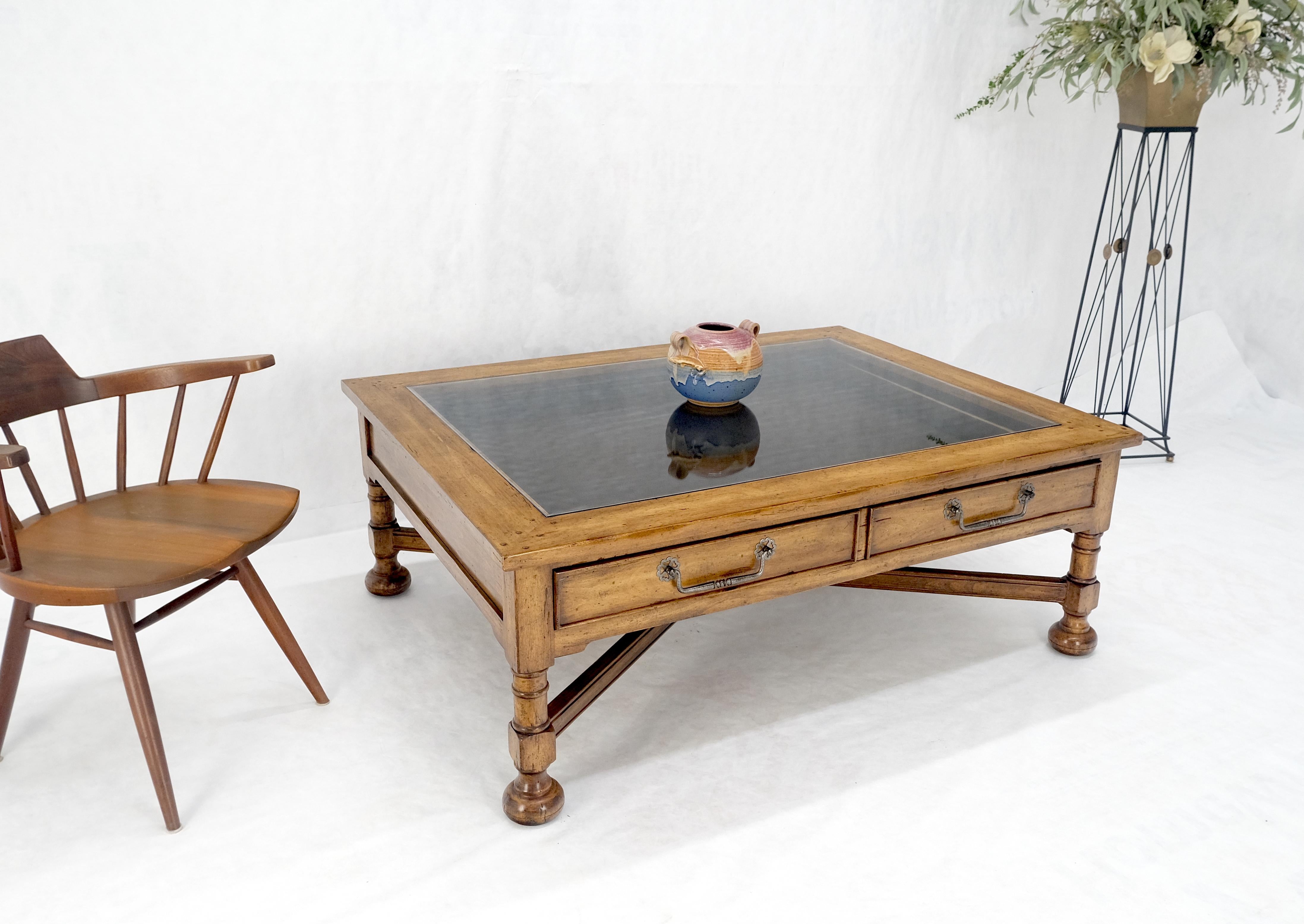 20ième siècle Grande table basse de style colonial espagnol avec plateau en verre sur base en X MINT ! en vente