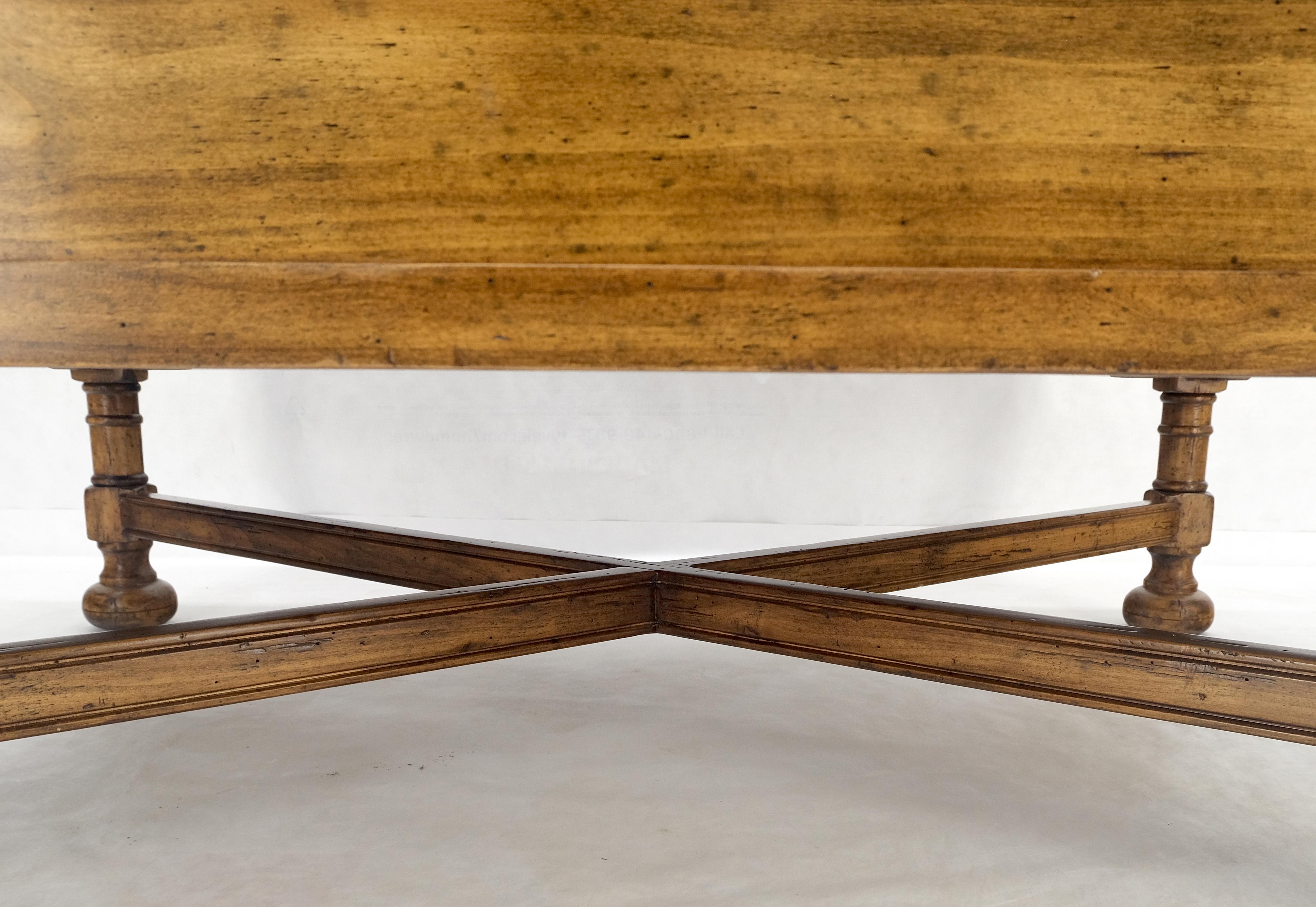 Acier Grande table basse de style colonial espagnol avec plateau en verre sur base en X MINT ! en vente
