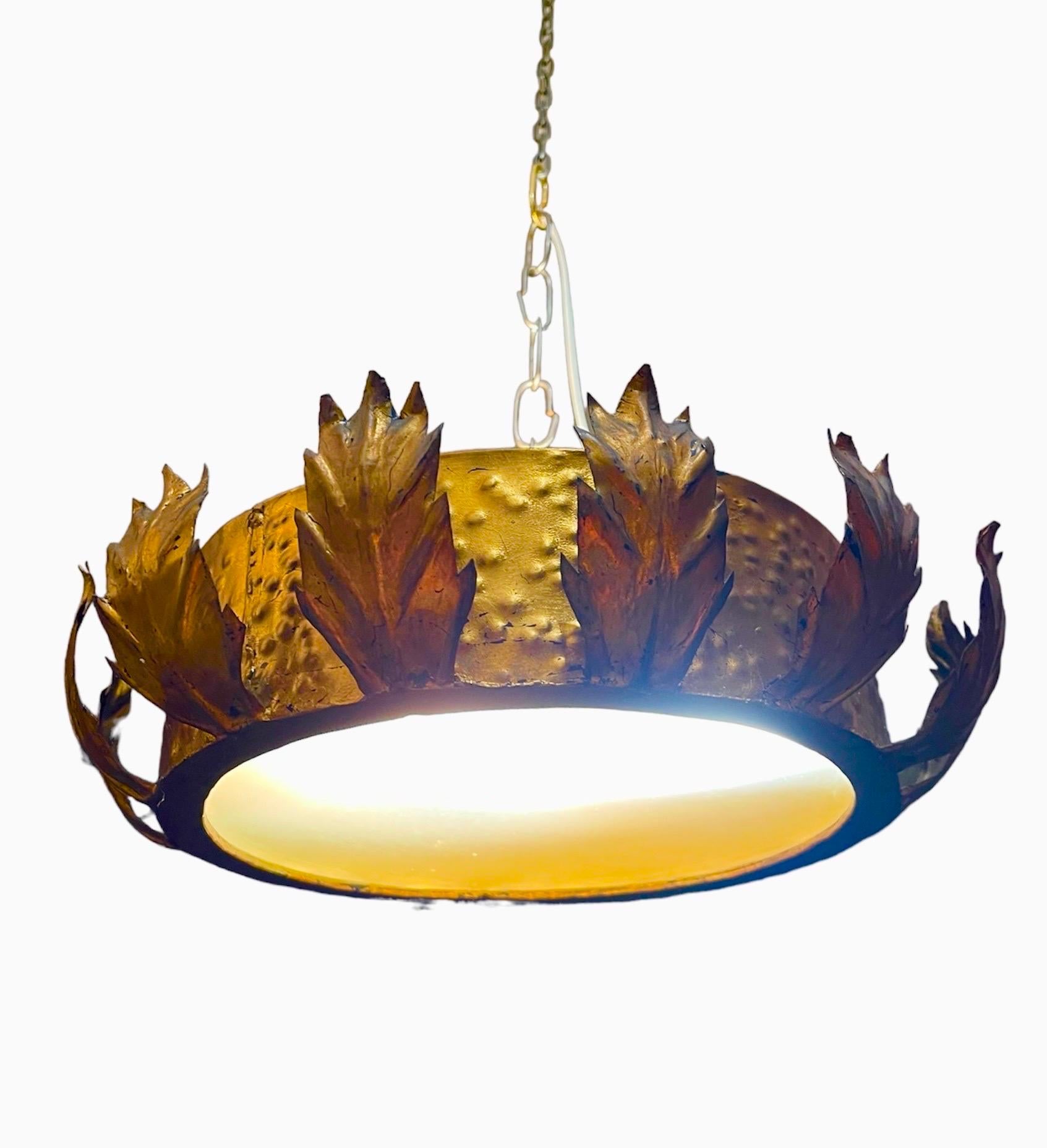 Grande lampe couronne espagnole en métal doré et verre dépoli, Espagne, années 1950. Cadre ou suspension en fer doré du milieu du siècle dernier avec des motifs de feuilles de laurier entourant un diffuseur central en verre dépoli. Fabriqué à la