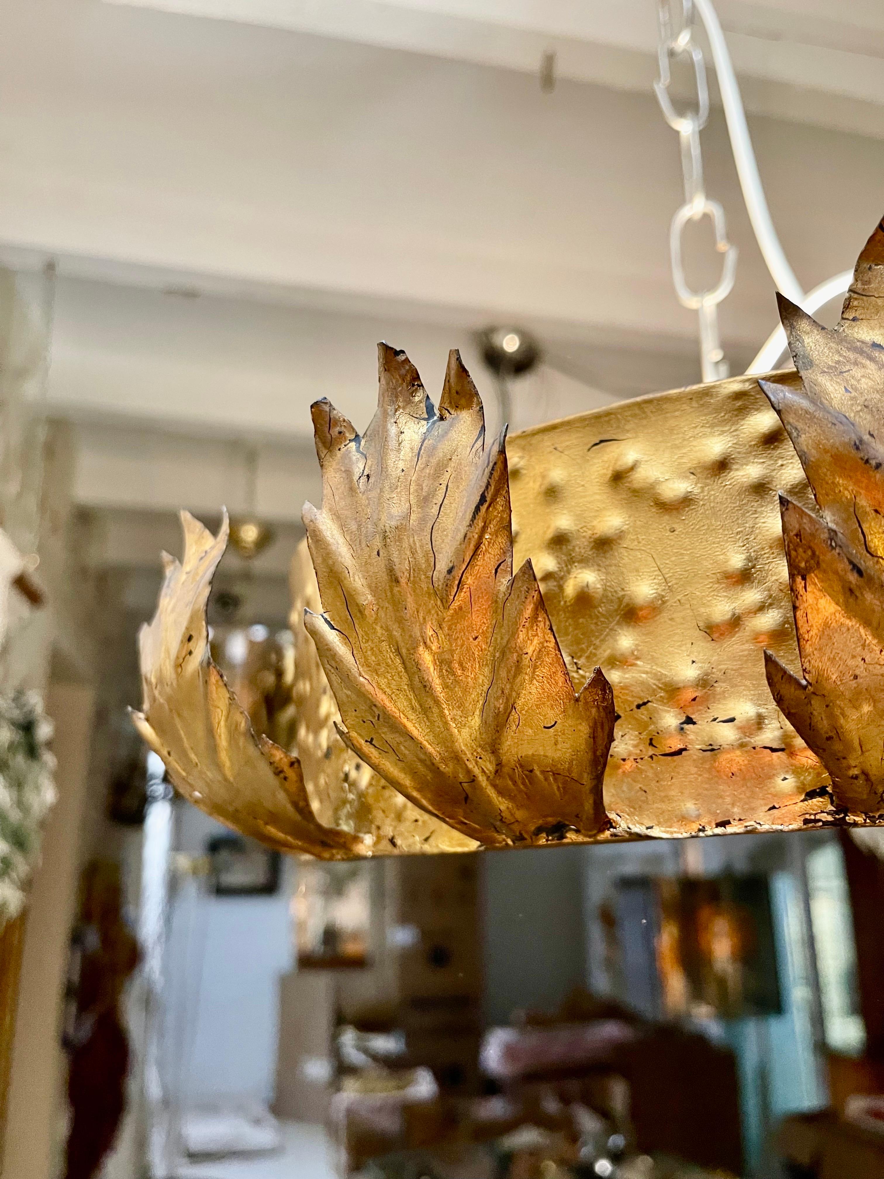 Mid-Century Modern Grand luminaire à couronne espagnole en métal doré et verre dépoli , circa 1950 en vente