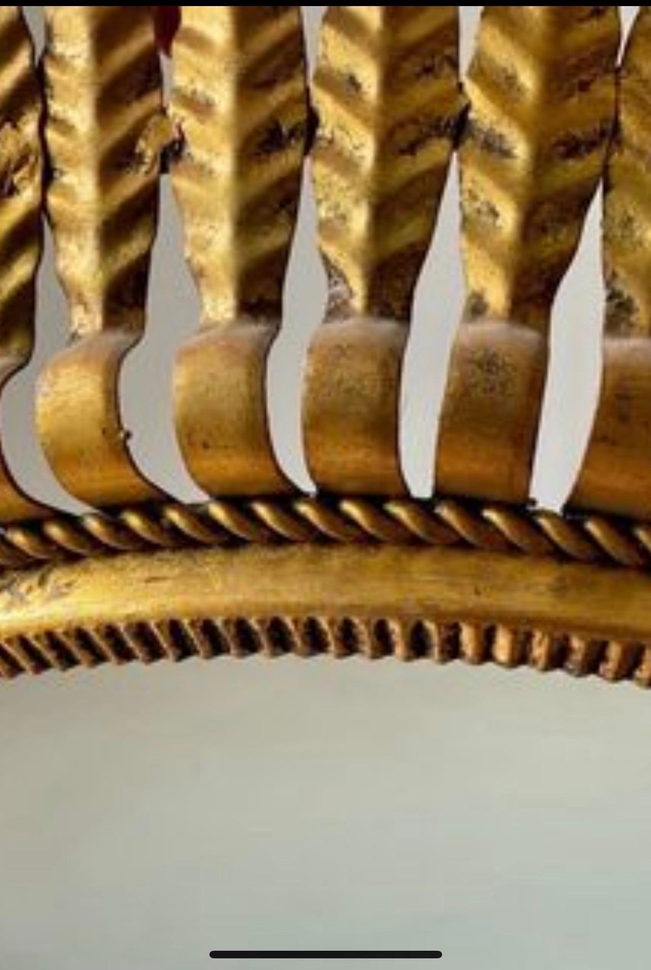 Große spanische Crown Sunburst-Leuchte aus vergoldetem Metall und Mattglas, um 1950 (Moderne der Mitte des Jahrhunderts) im Angebot