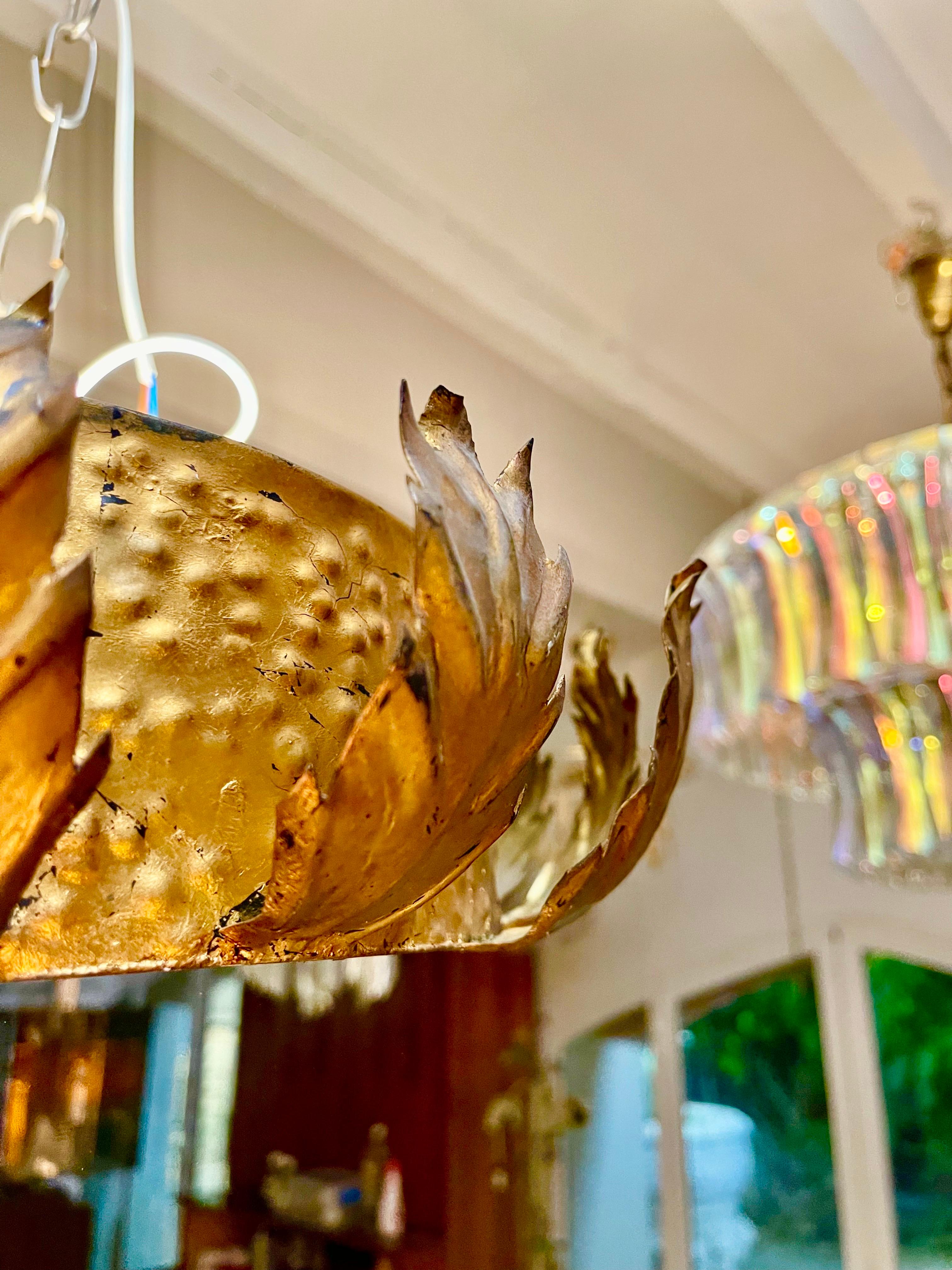 Espagnol Grand luminaire à couronne espagnole en métal doré et verre dépoli , circa 1950 en vente