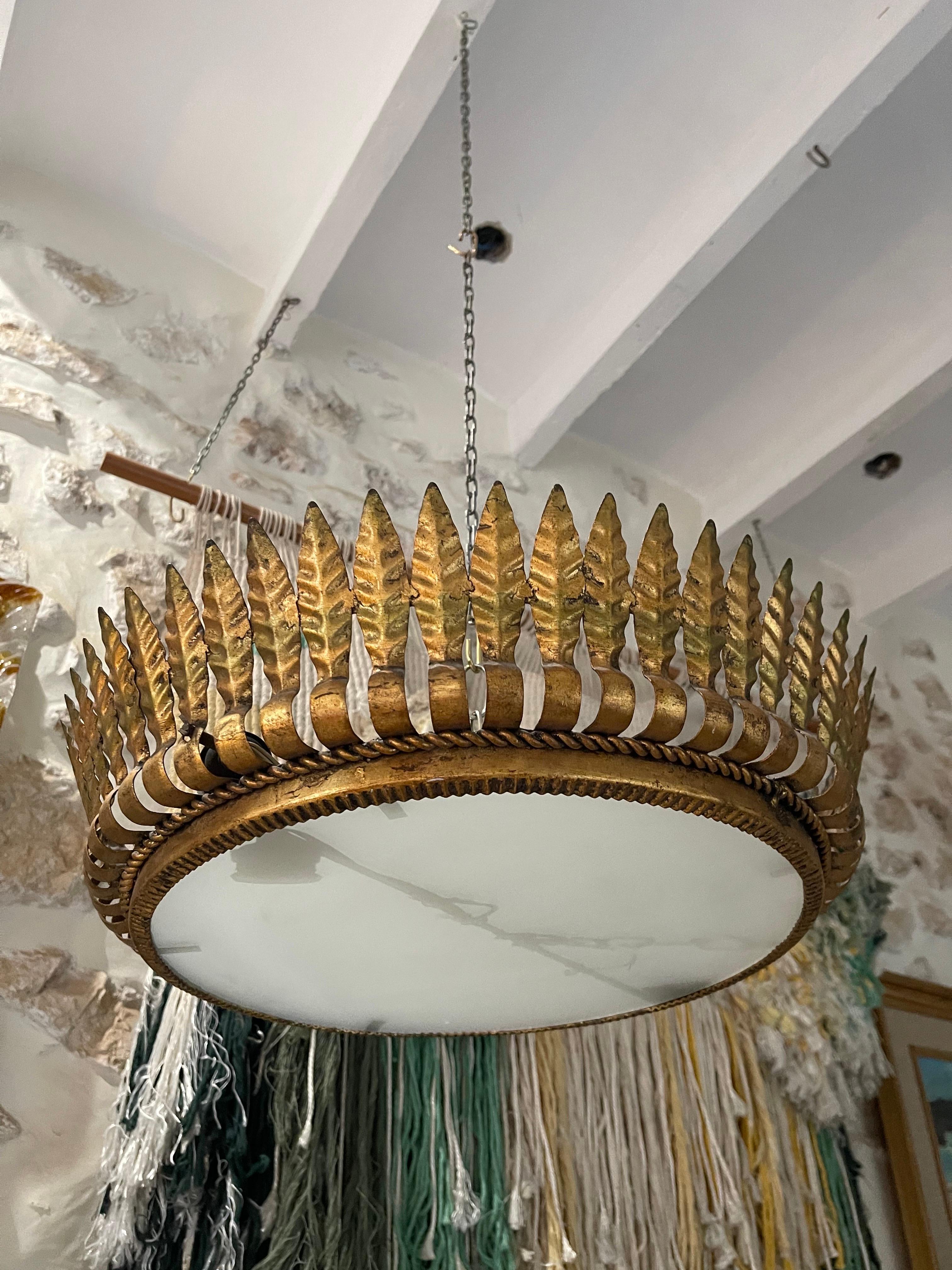 Große spanische Crown Sunburst-Leuchte aus vergoldetem Metall und Mattglas, um 1950 (Spanisch) im Angebot