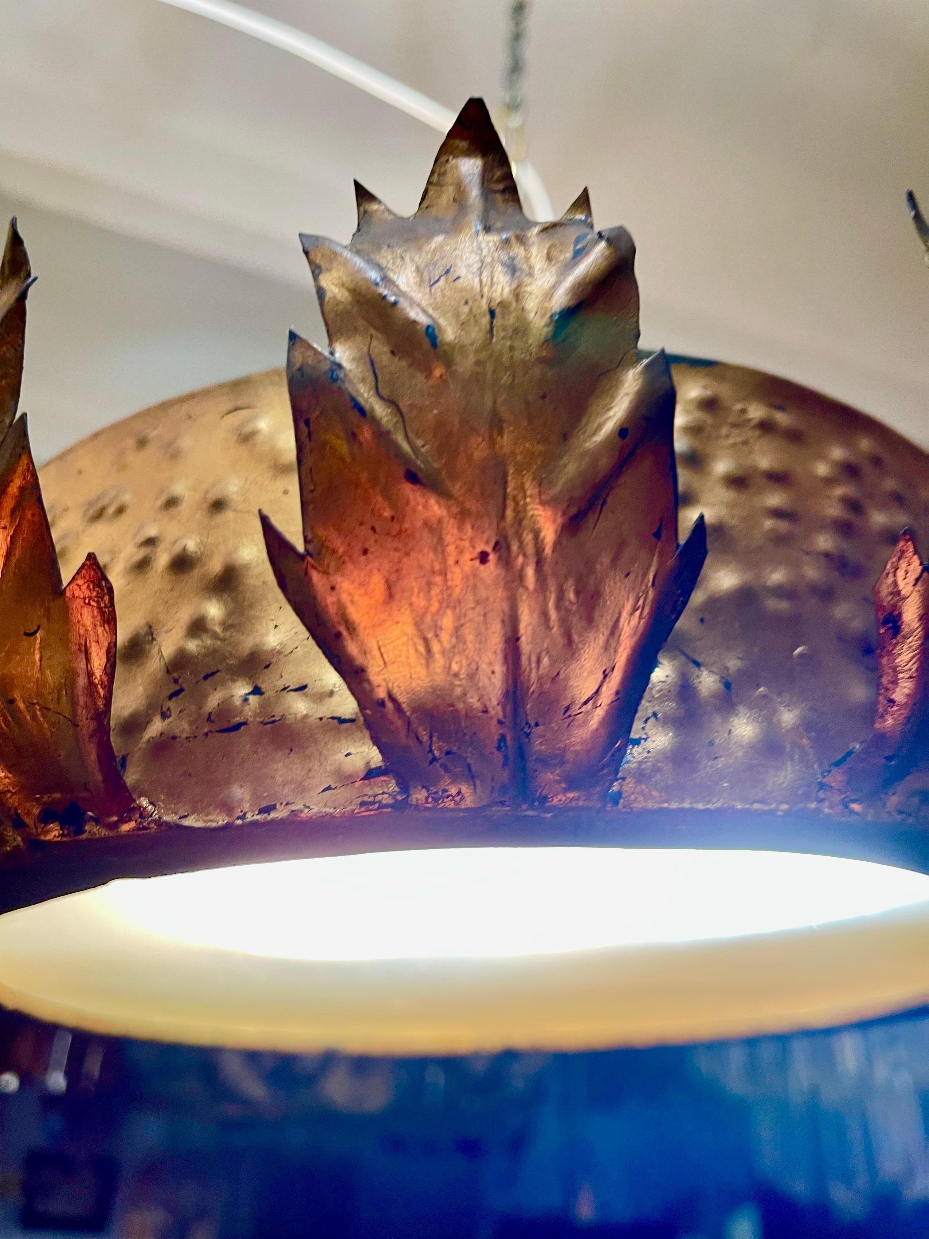 Grand luminaire à couronne espagnole en métal doré et verre dépoli , circa 1950 Bon état - En vente à La xara, VC
