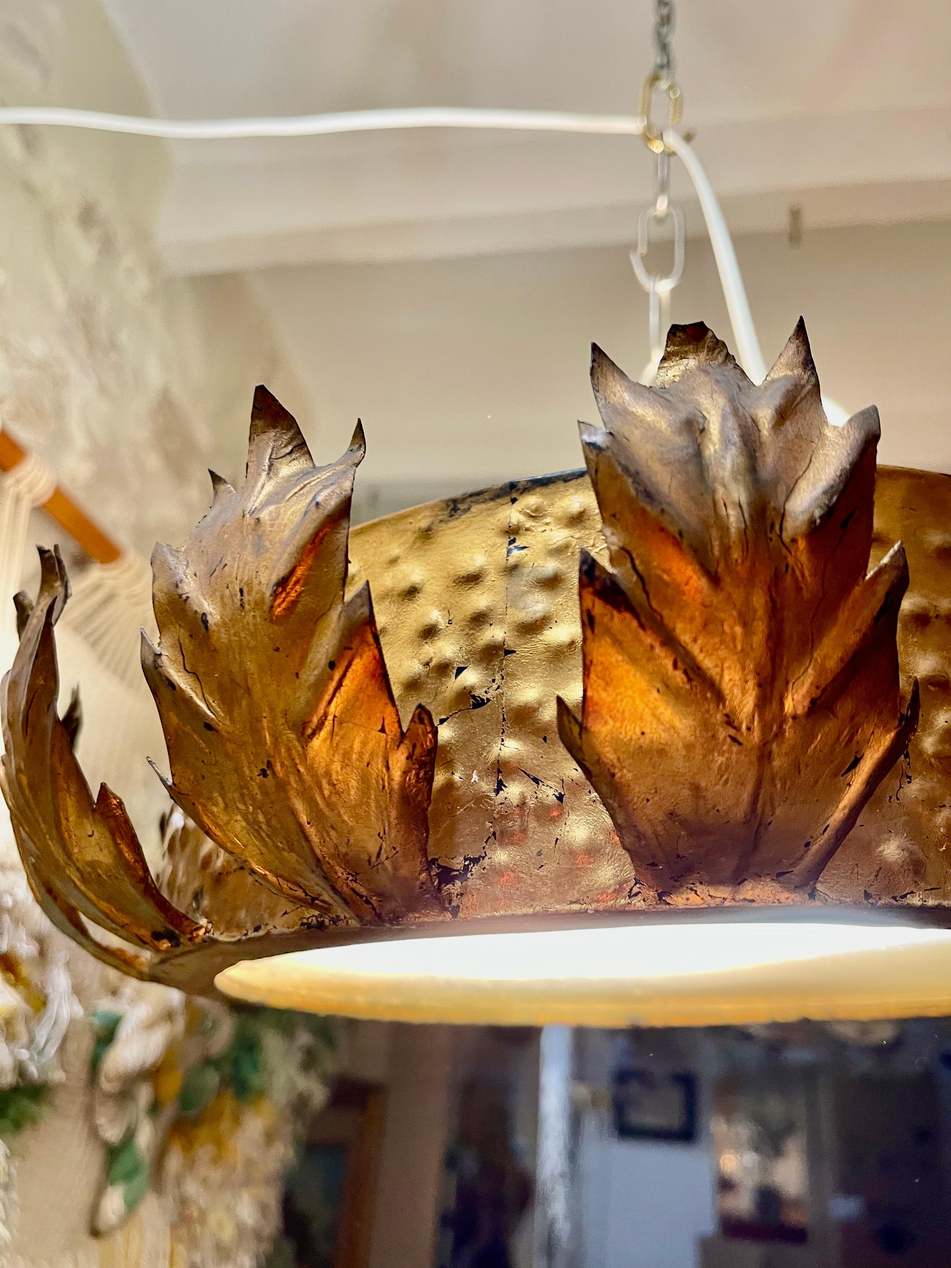 Milieu du XXe siècle Grand luminaire à couronne espagnole en métal doré et verre dépoli , circa 1950 en vente
