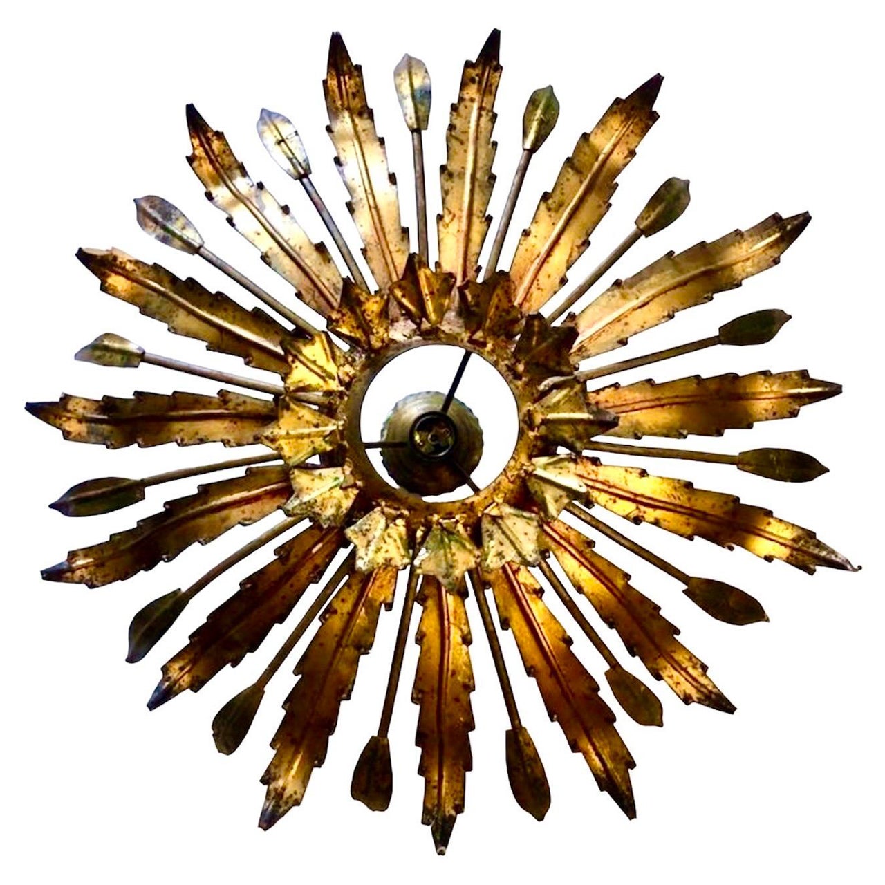 Grande lampe couronne espagnole en métal doré et verre dépoli, Espagne, années 1950. Cadre ou suspension en fer doré du milieu du siècle dernier avec des motifs de feuilles de laurier entourant un diffuseur central en verre dépoli. Fabriqué à la