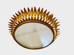 Grande apparecchio a corona spagnola a raggiera in metallo dorato e vetro smerigliato, circa 1950