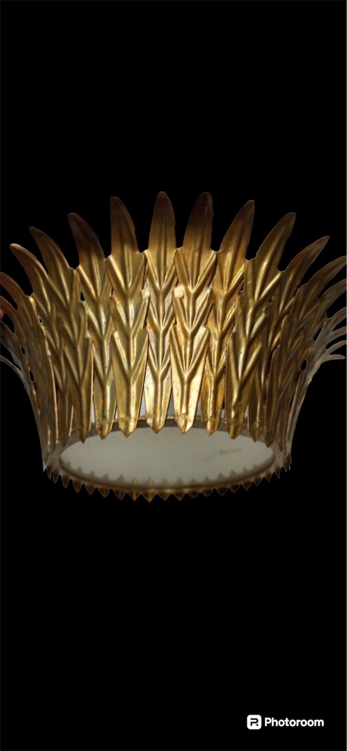 Mid-Century Modern Grand luminaire à couronne espagnole en métal doré et verre dépoli , circa 1950 en vente