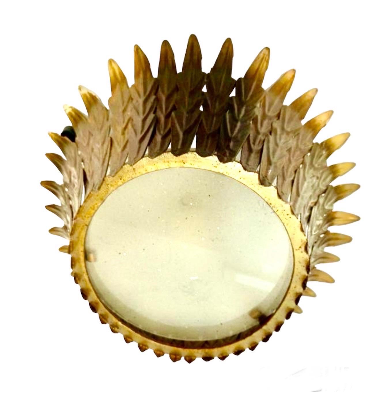 Espagnol Grand luminaire à couronne espagnole en métal doré et verre dépoli , circa 1950 en vente