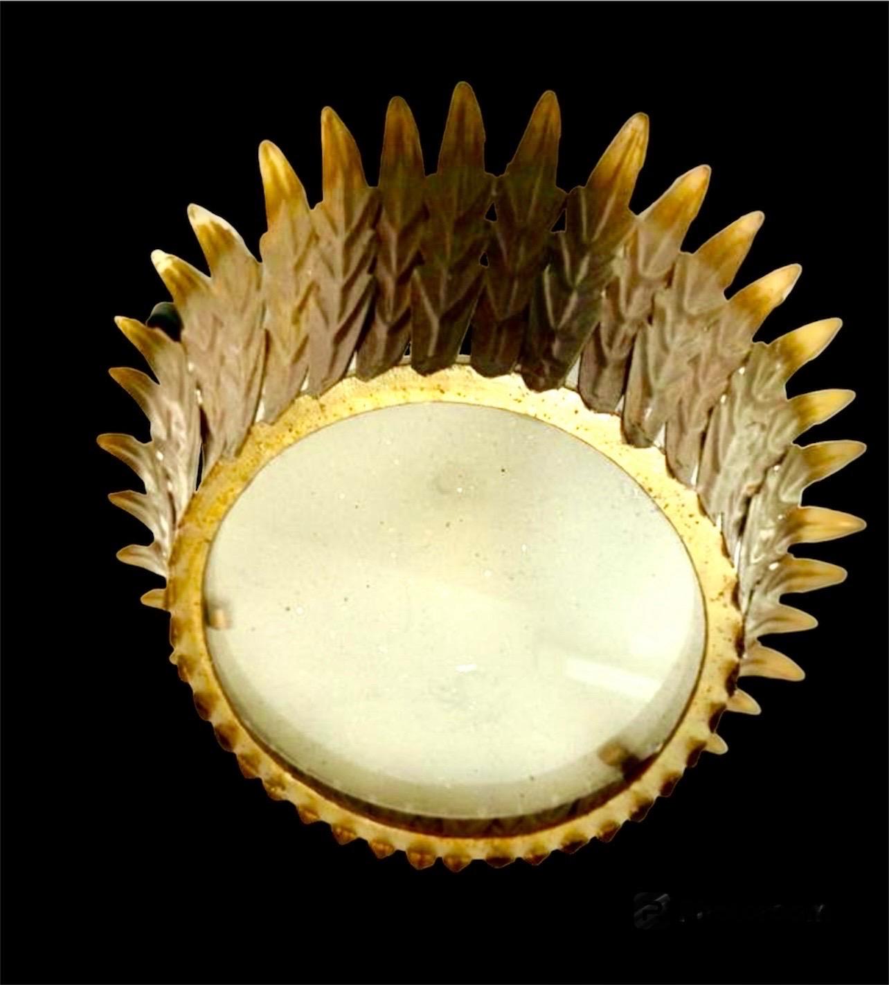 Martelé Grand luminaire à couronne espagnole en métal doré et verre dépoli , circa 1950 en vente