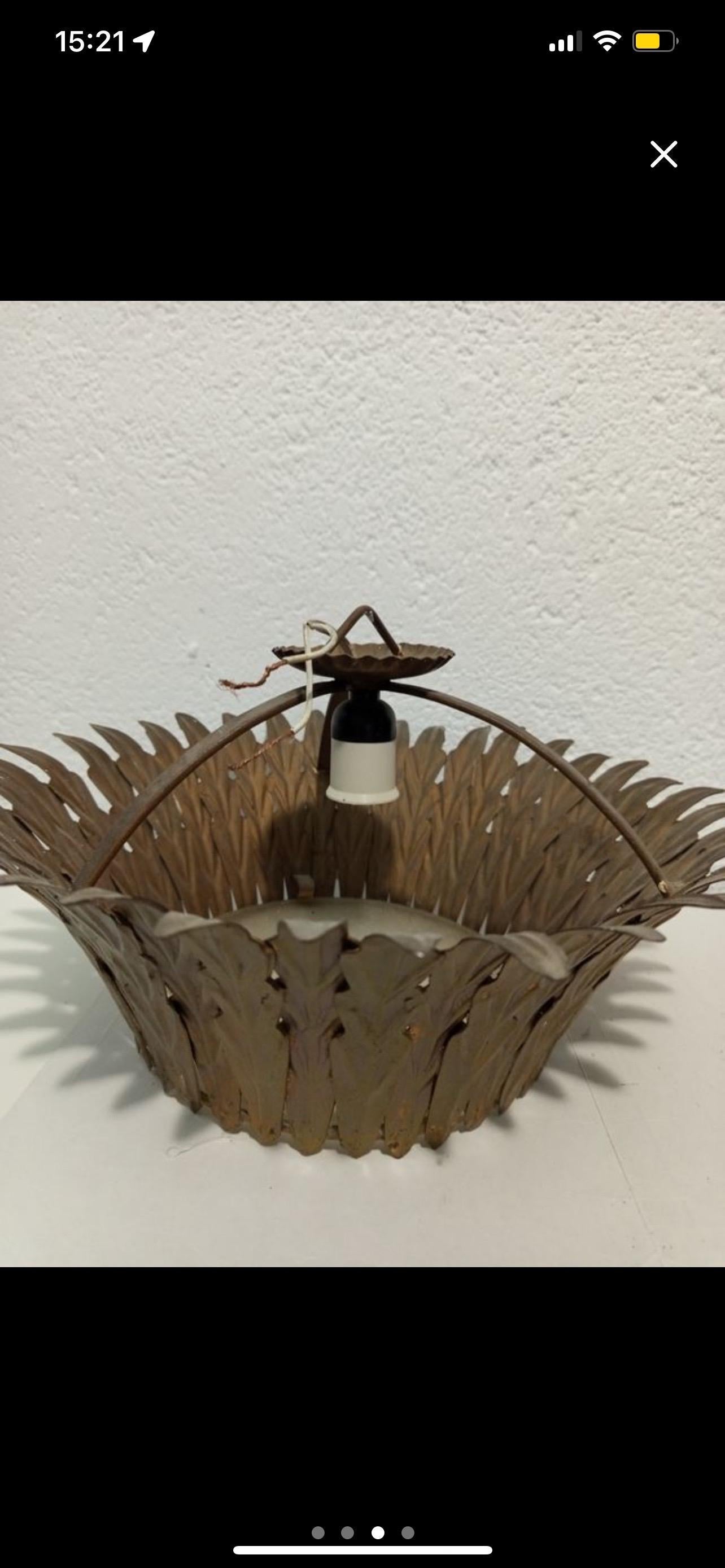Milieu du XXe siècle Grand luminaire à couronne espagnole en métal doré et verre dépoli , circa 1950 en vente