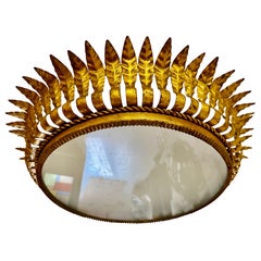 Grande apparecchio a corona spagnola a raggiera in metallo dorato e vetro smerigliato, circa 1950