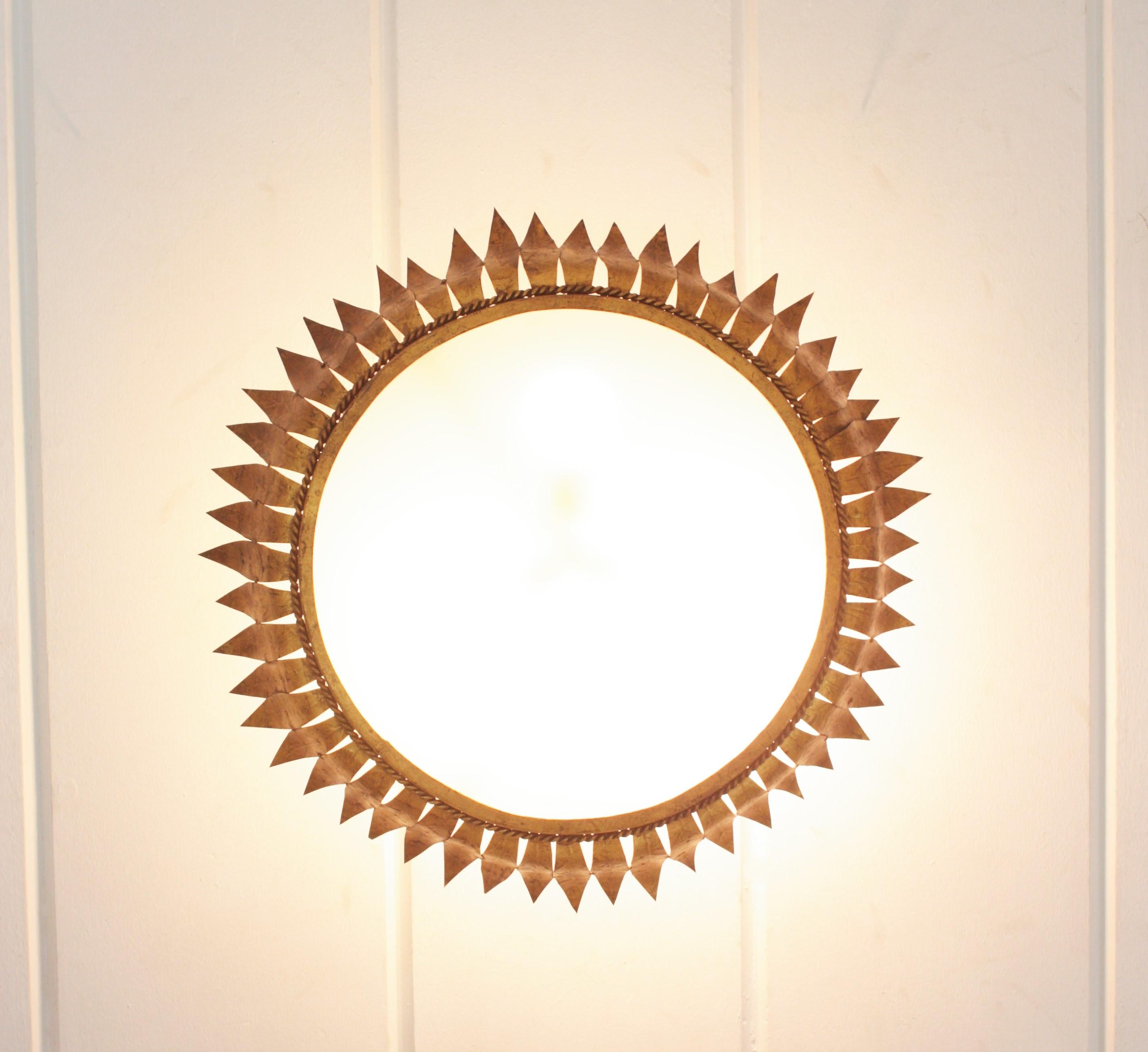 Große spanische Kronen-Sonnenschliff-Einbaubeleuchtung aus vergoldetem Metall im Angebot 5
