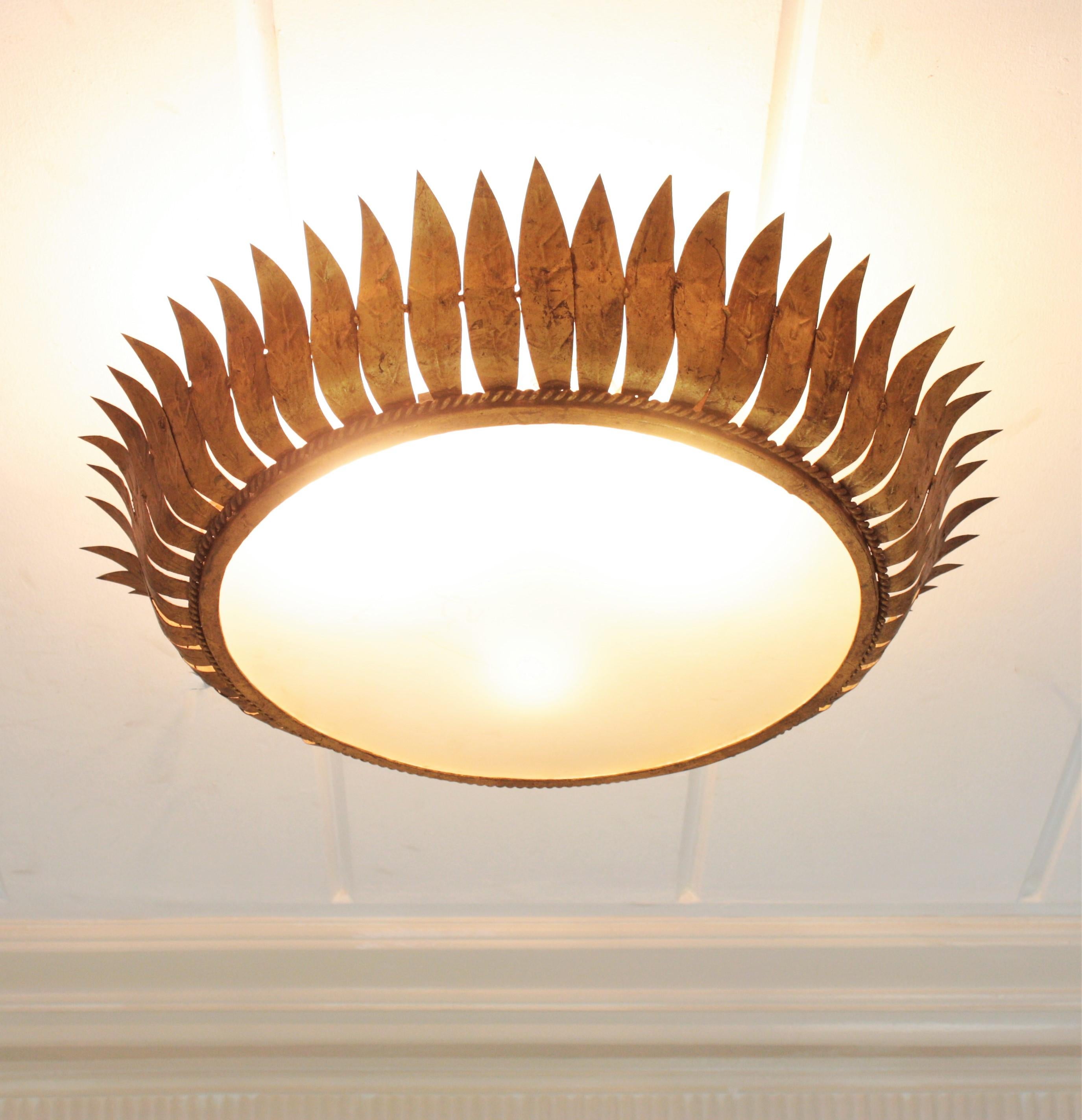 Große spanische Kronen-Sonnenschliff-Einbaubeleuchtung aus vergoldetem Metall im Angebot 10