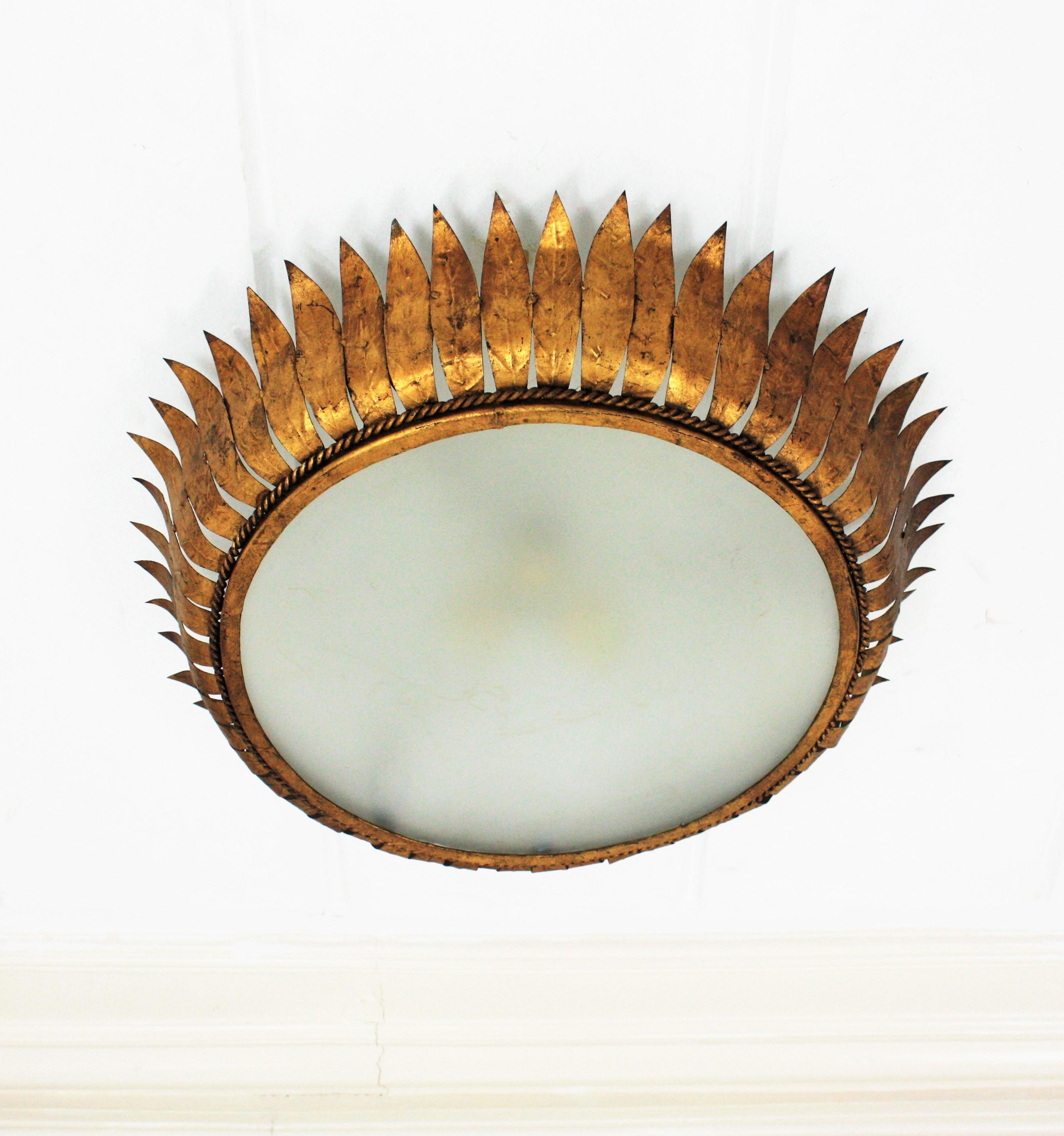 Große spanische Kronen-Sonnenschliff-Einbaubeleuchtung aus vergoldetem Metall (Gehämmert) im Angebot