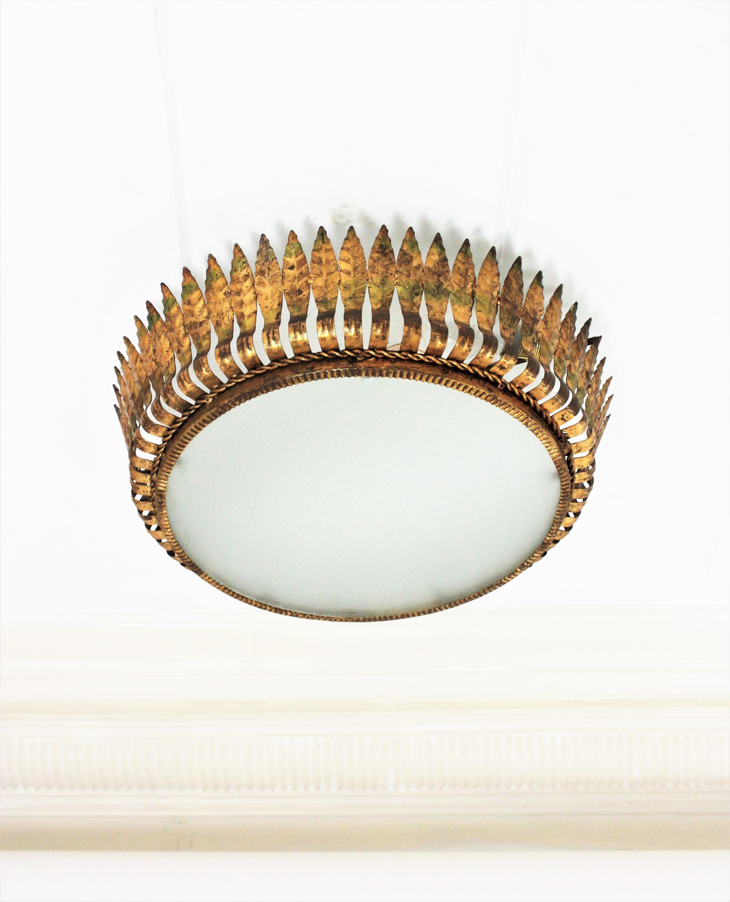 Große spanische Crown Sunburst Leafed Light Fixture aus vergoldetem Metall und Milchglas (Moderne der Mitte des Jahrhunderts) im Angebot