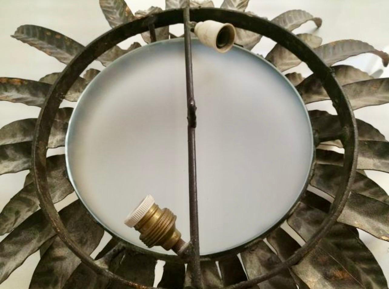 Grande monture espagnole en verre rond, dorée à l'or fin, circa 1950 en vente 2