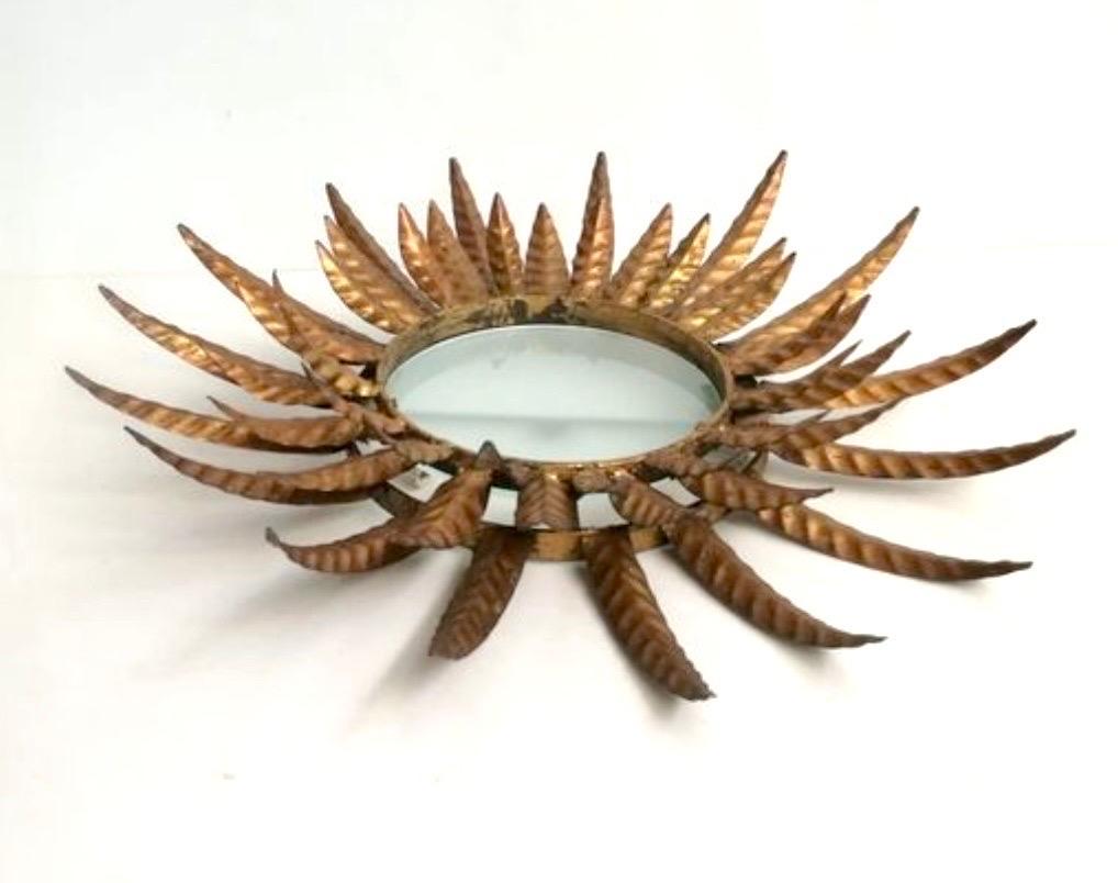 Milieu du XXe siècle Grande monture espagnole en verre rond, dorée à l'or fin, circa 1950 en vente