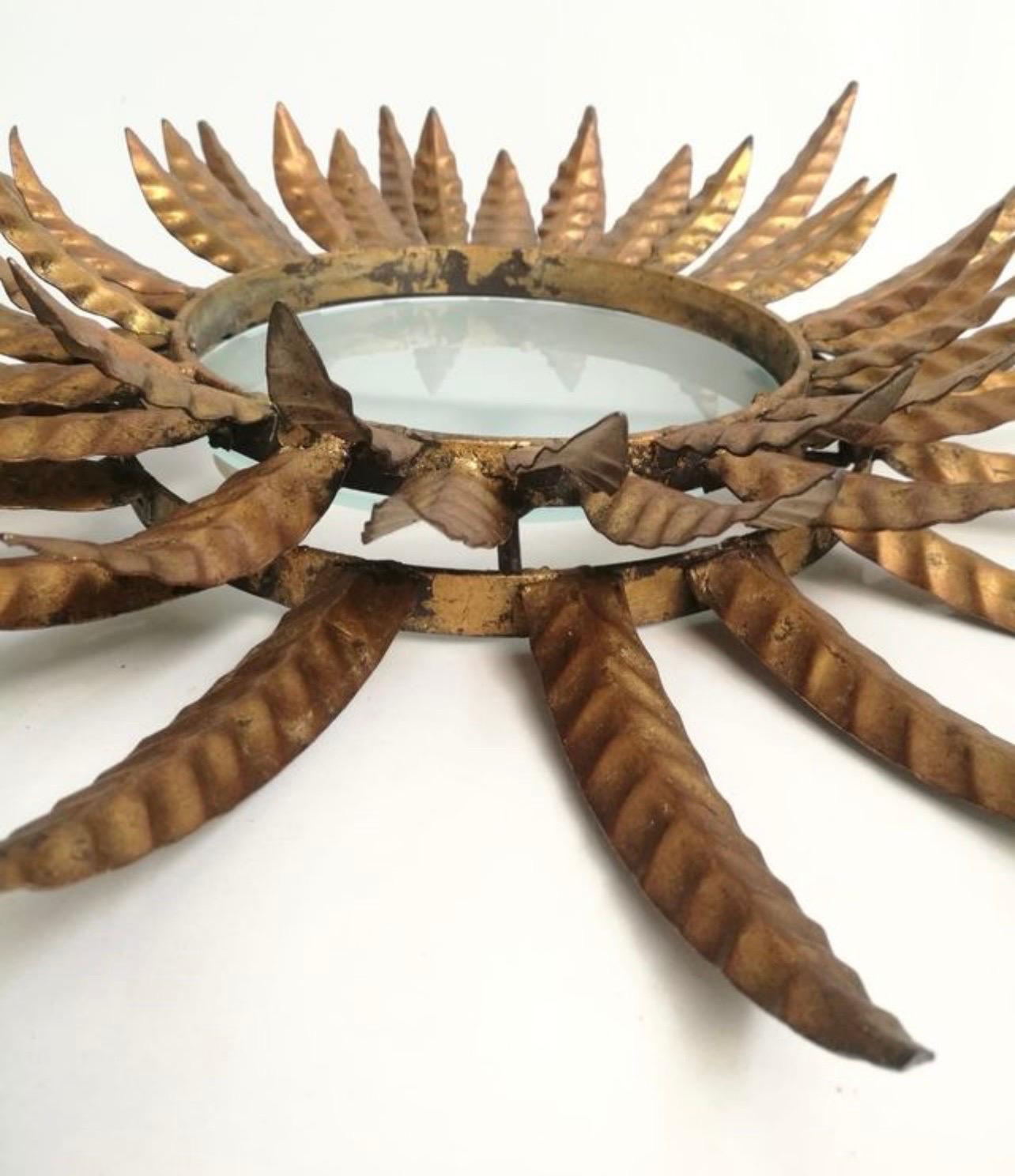 Métal Grande monture espagnole en verre rond, dorée à l'or fin, circa 1950 en vente